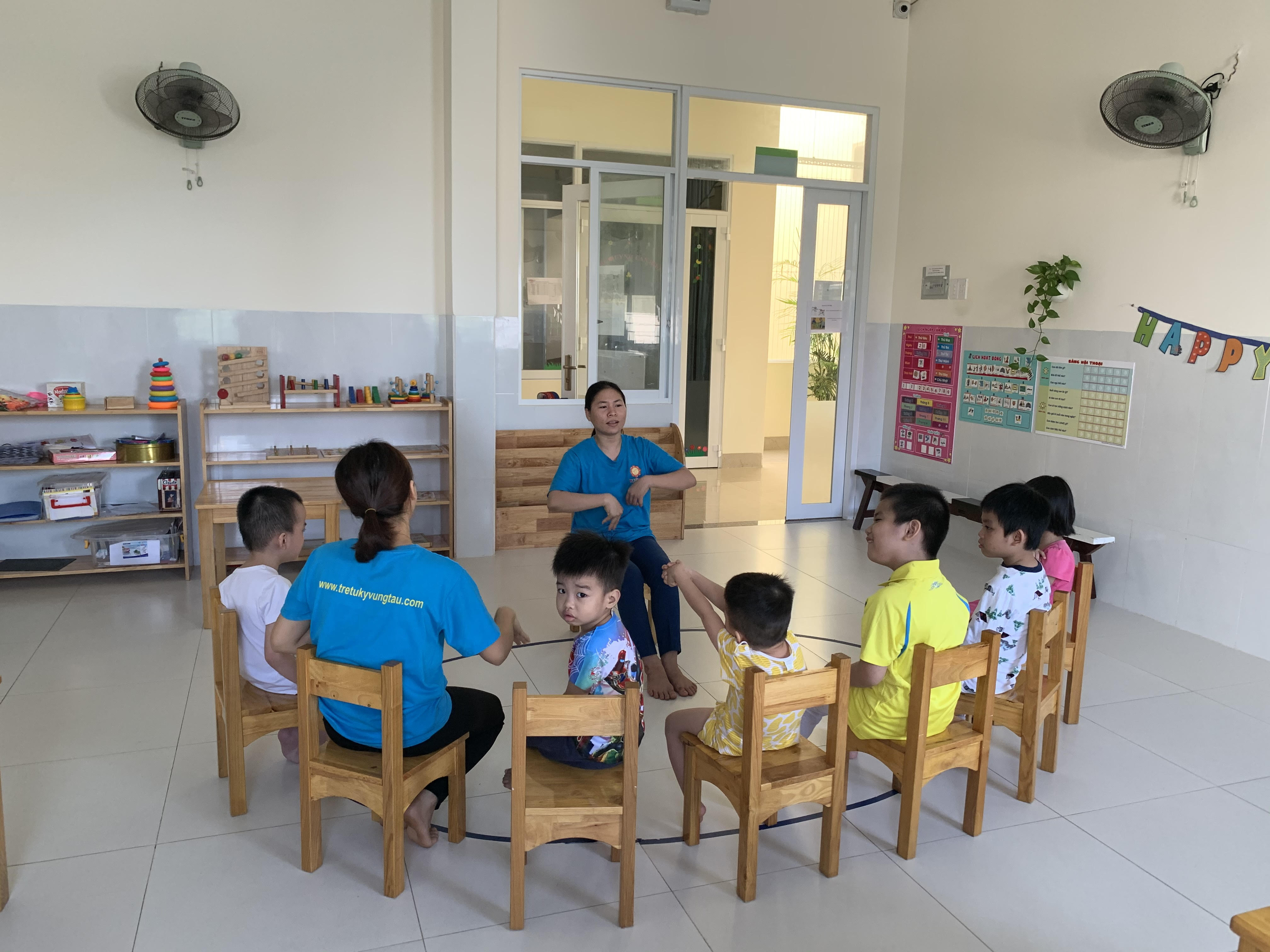 Một giờ sinh hoạt nhóm của các bé lớp Vành Khuyên, Trung tâm hỗ trợ phát triển giáo dục hòa nhập Phước An (53/1 Lê Hồng Phong, phường 7, TP. Vũng Tàu).