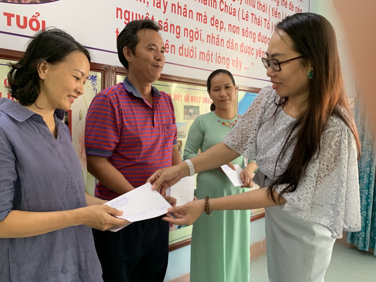 Bà Trần Thị Thanh Thủy, Phó Chủ tịch LĐLĐ TP.Vũng Tàu trao quà hỗ trợ cho chị Giang Thị Thu Hương, đoàn viên công đoàn Trường THCS Ngô Sĩ Liên (TP.Vũng Tàu).