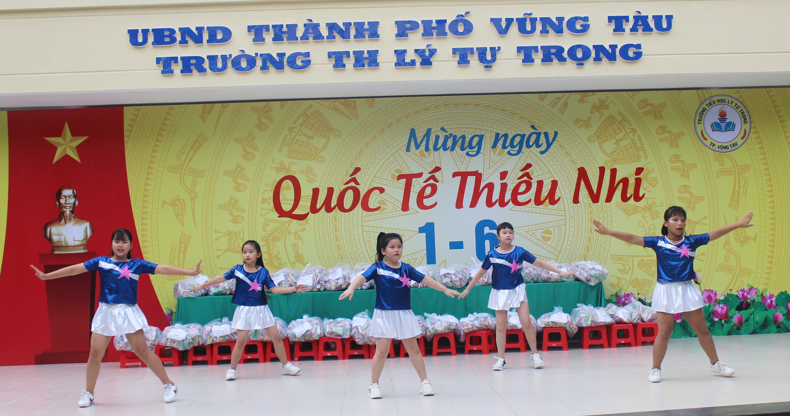 Tiết mục văn nghệ do HS nhà trường biểu diễn trong chương trình. Ảnh: HOÀNG DƯƠNG