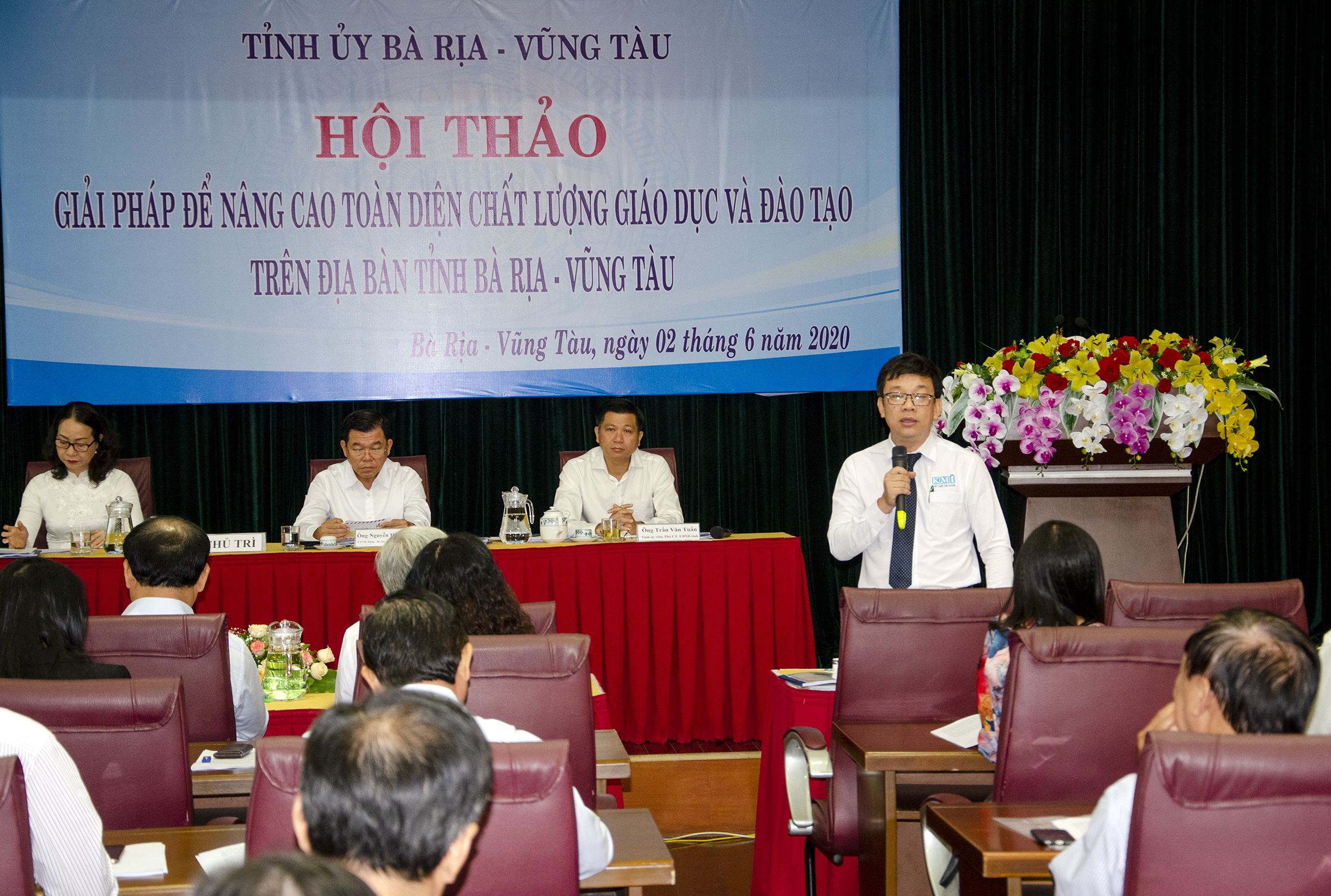 Nguyễn Thanh Tùng, Viện trưởng Viện Quản trị tri thức TP. Hồ Chí Minh, CEO hệ thống Trường Xanh Tuệ Đức trình bày tham luận về Trường học hạnh phúc.