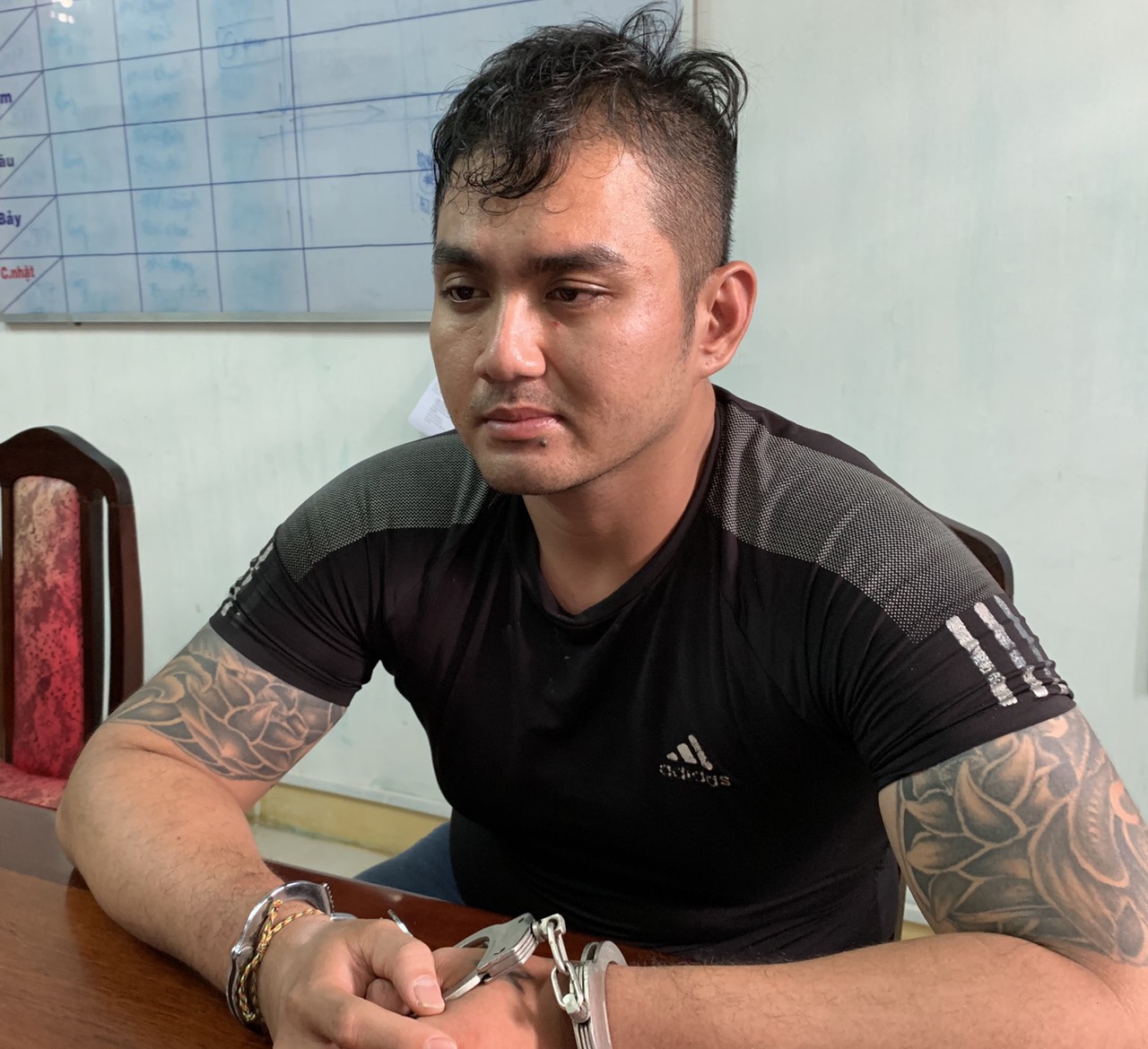 Đối tượng Đạt cùng tang vật vụ án.