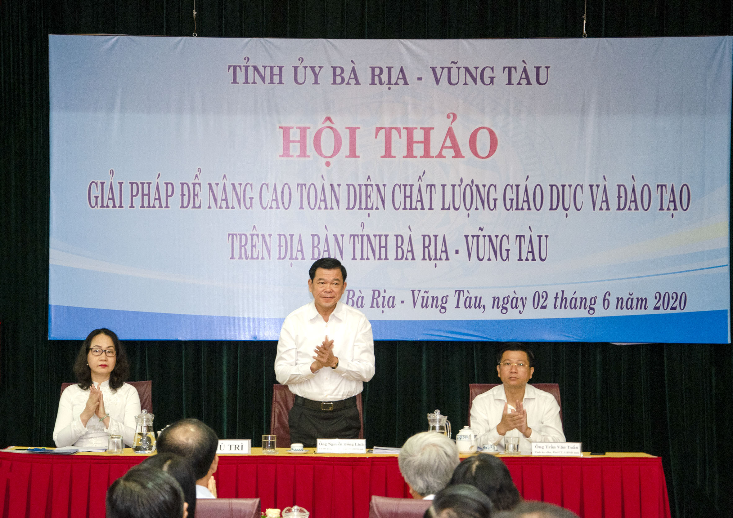 Ông Nguyễn Hồng Lĩnh, Ủy viên Trung ương Đảng, Bí thư Tỉnh ủy, Chủ tịch HĐND tỉnh; ông Trần Văn Tuấn, Phó Chủ tịch UBND tỉnh; bà Trần Thị Ngọc Châu, Phó Giám đốc phụ trách Sở GD-ĐT chủ trì Hội thảo.