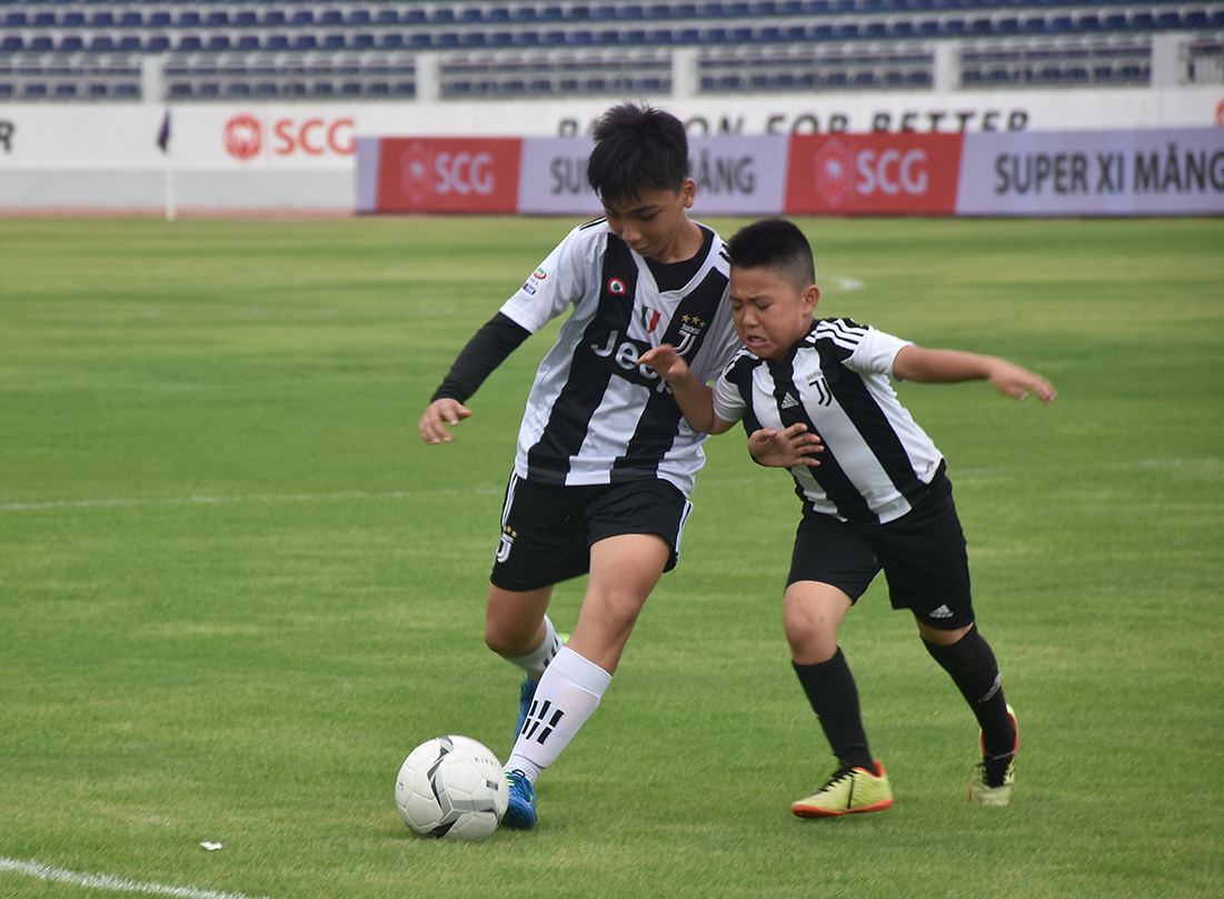 Các học viên Học viện Bóng đá Juventus trong giờ luyện tập.