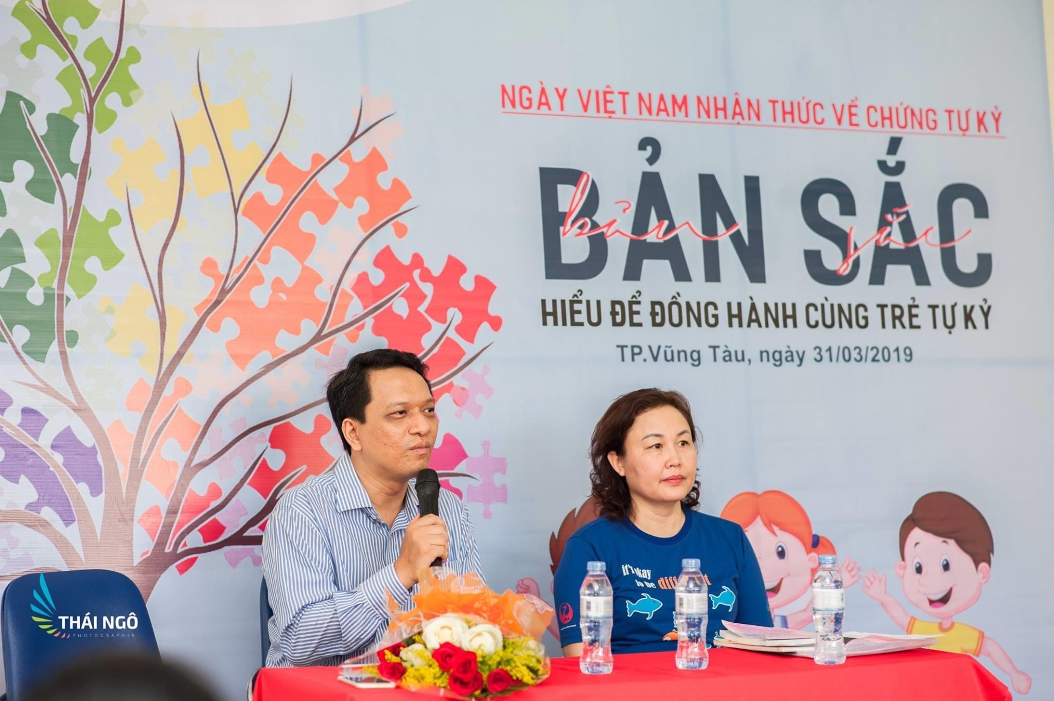 Bác sĩ Lâm Hiếu Minh, Trưởng khoa Sức khoẻ tâm trí, Bệnh viện Chỉnh hình và Phục hồi Chức năng TP. Hồ Chí Minh trò chuyện, tư vấn cho phụ huynh Trung tâm hỗ trợ phát triển giáo dục hòa nhập Phước An.