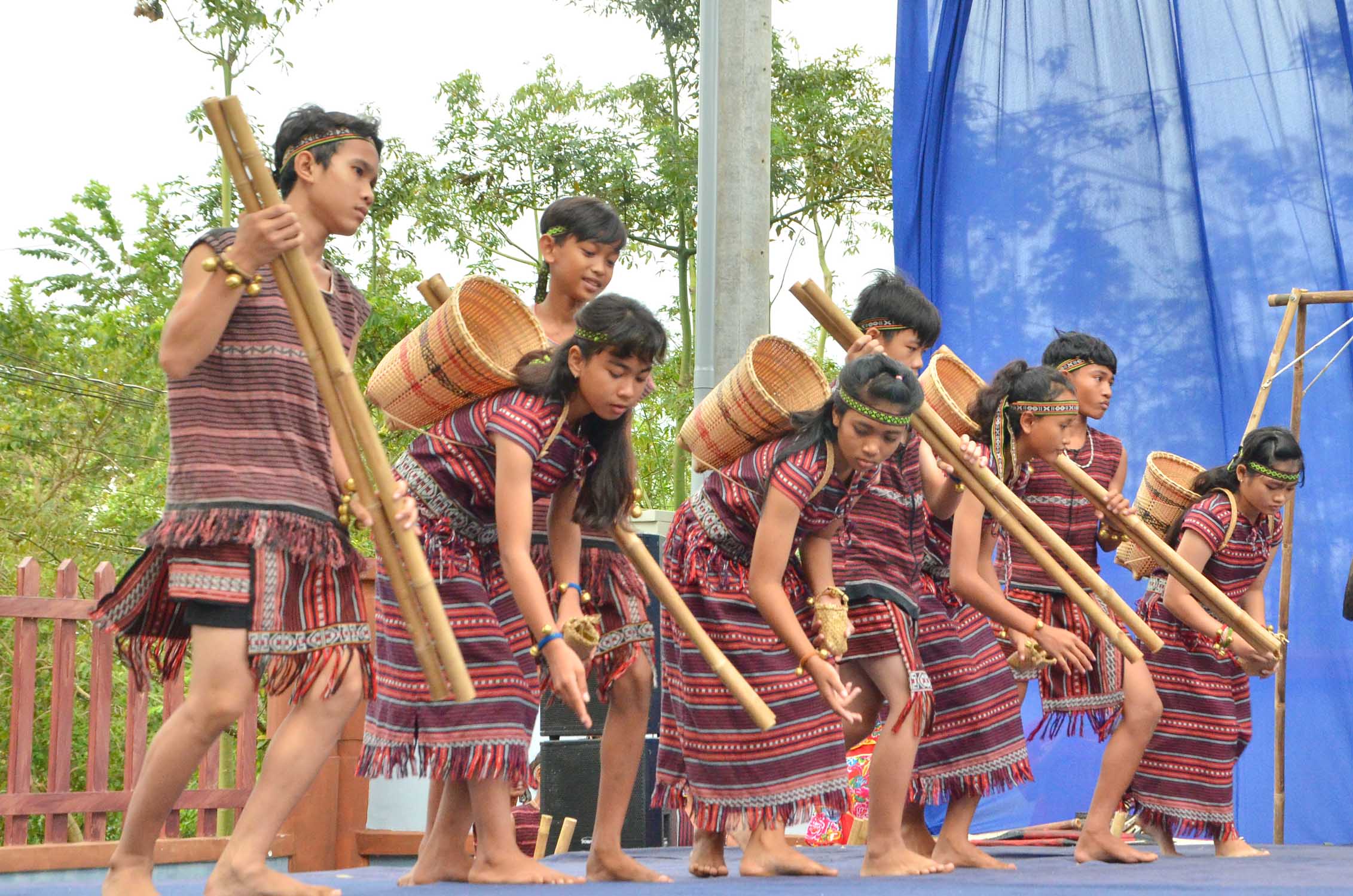 Ngoài giờ học văn hóa, các em HS Trường Phổ thông Dân tộc nội trú tỉnh còn tham gia CLB Múa hát tiếng dân tộc. Trong ảnh: Một tiết mục biểu diễn văn nghệ của HS Trường Phổ thông Dân tộc nội trú tỉnh. 