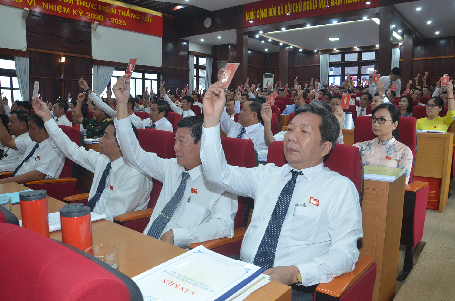 Đại biểu biểu quyết thông qua chương trình đại hội phiên chính thức.