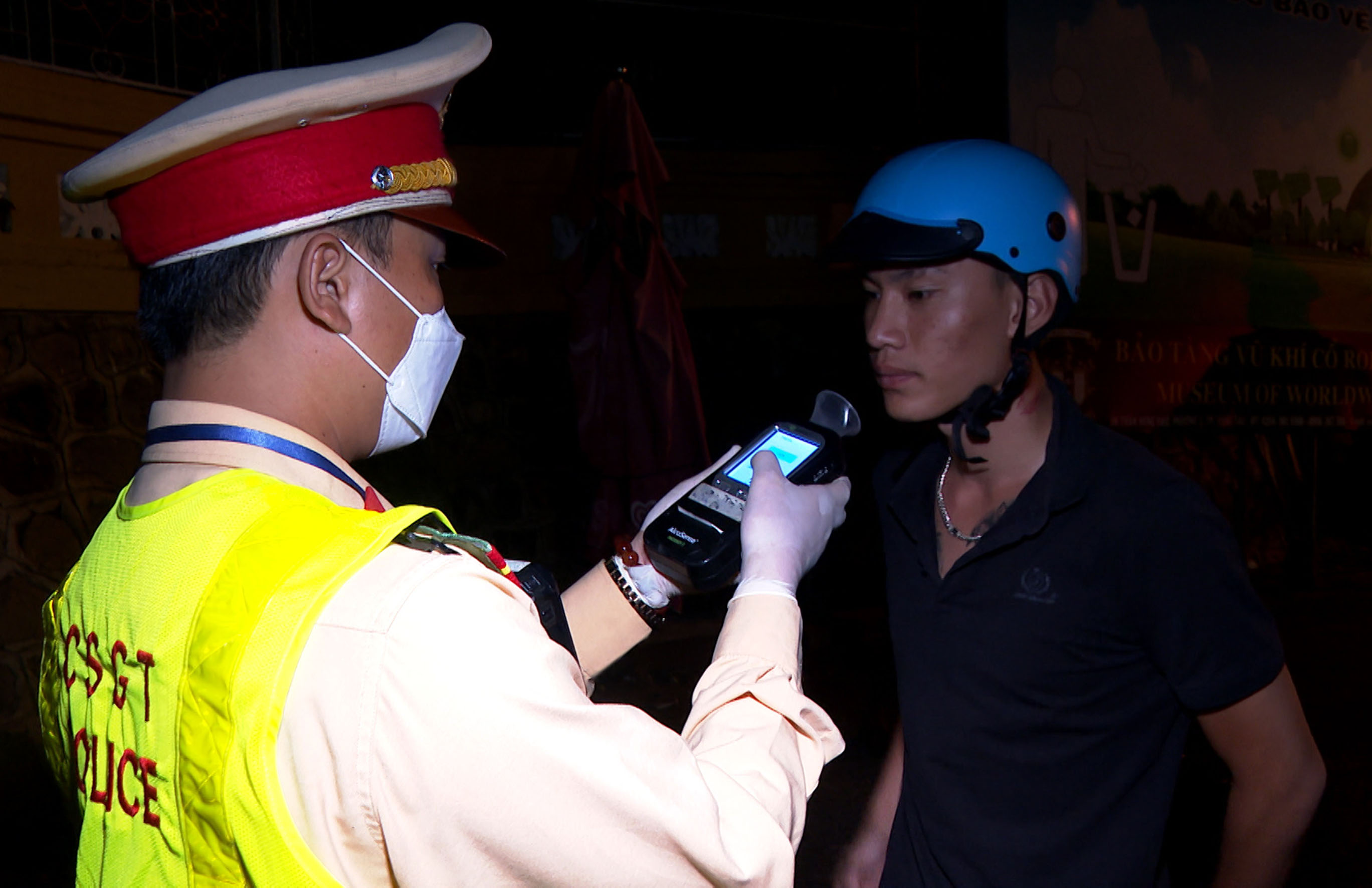 Lực lượng CSGT và Trật tự-Công an TP.Vũng Tàu kiểm tra nồng độ cồn một người điều khiển phương tiện. 