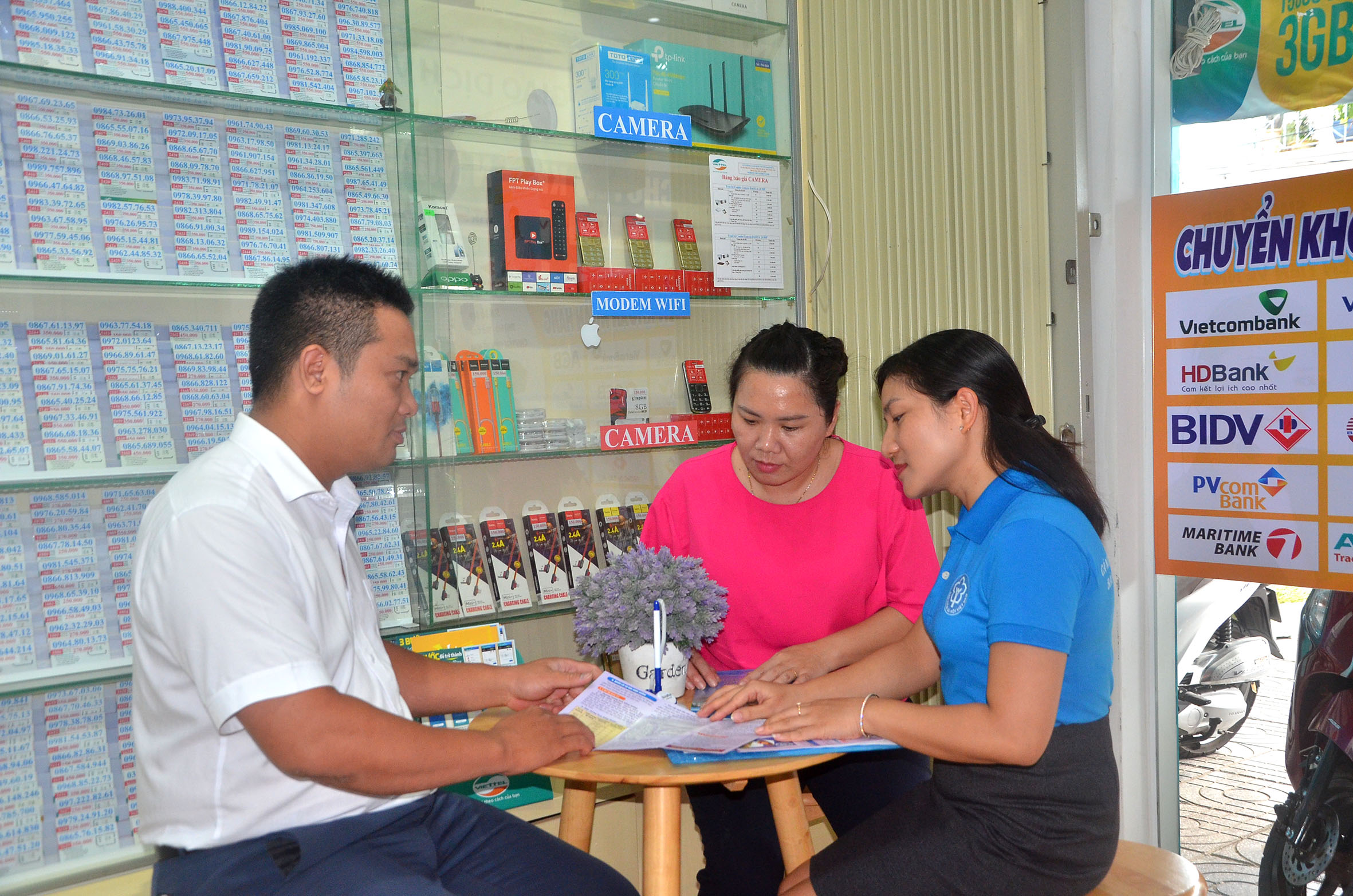 Anh Hoàng Đức Trung (53, Nơ Trang Long, phường Rạch Dừa, TP.Vũng Tàu, trái) đã tham gia BHXH tự nguyện sau khi được nhân viên BHXH tỉnh tư vấn về lợi ích của loại hình bảo hiểm này.