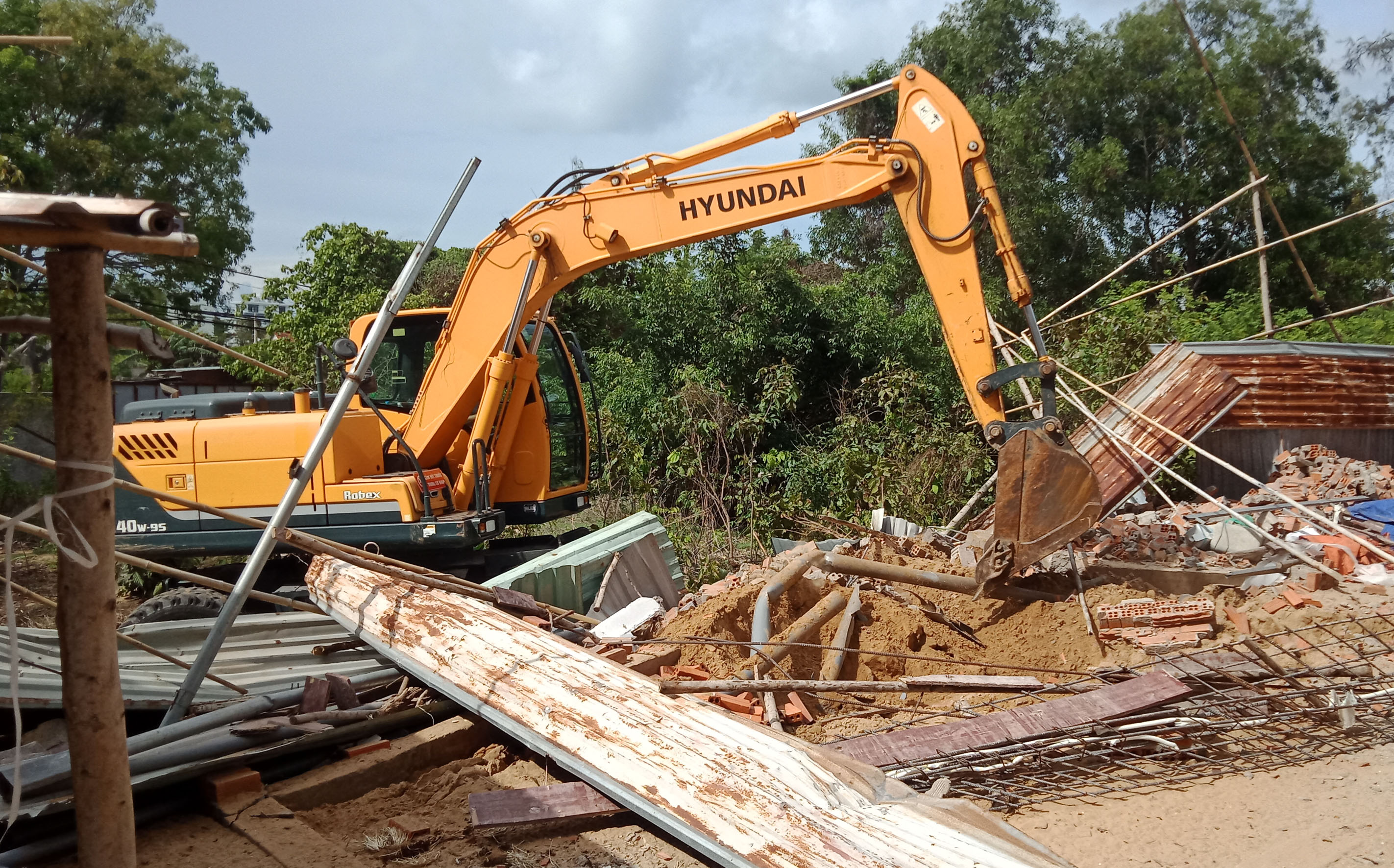 Cưỡng chế công trình xây dựng trái phép tại số 409/5 đường Nguyễn Hữu Cảnh, phường 10, TP.Vũng Tàu.