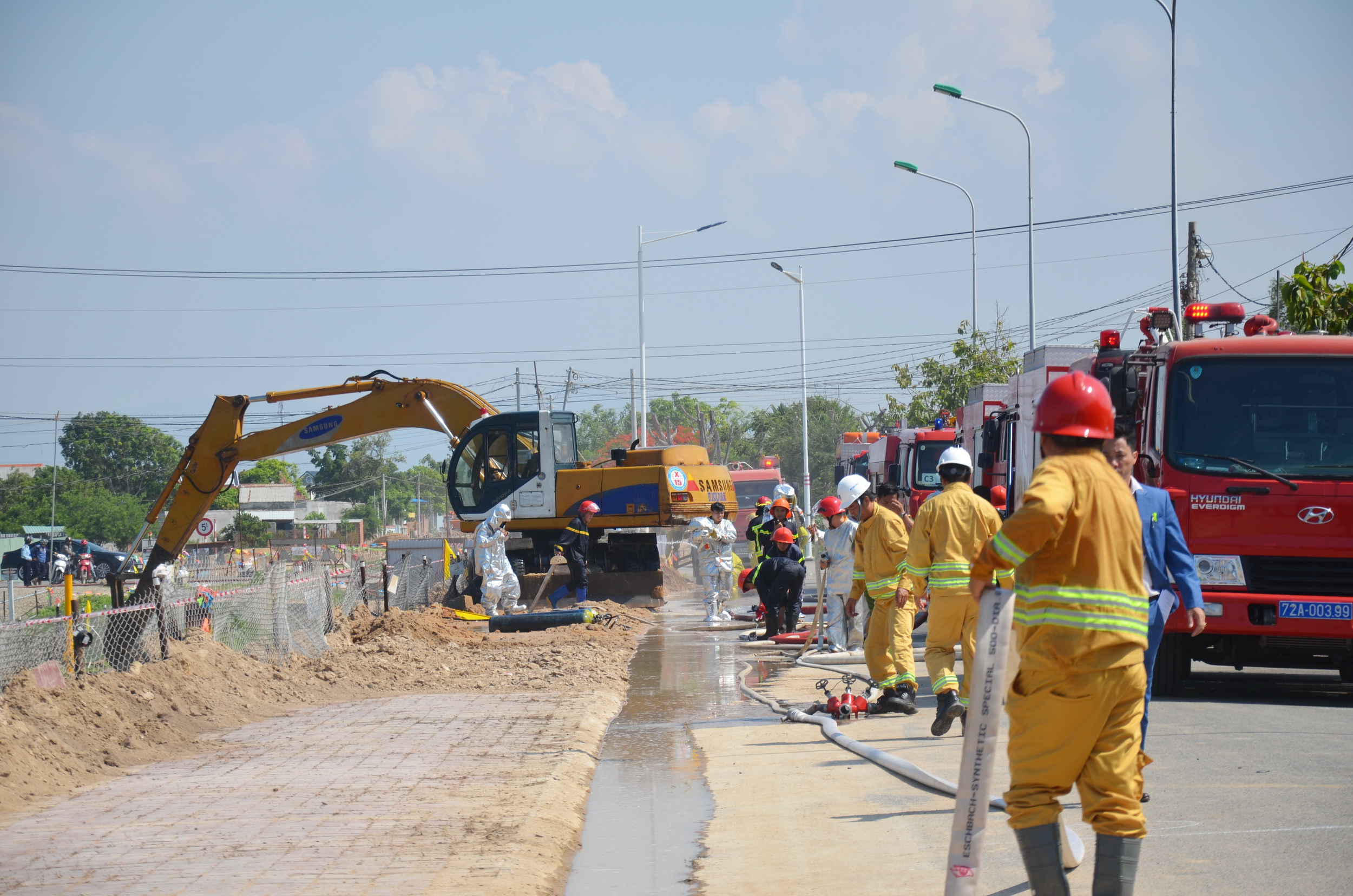 Các lực lượng tham gia buổi diễn tập PCCC.