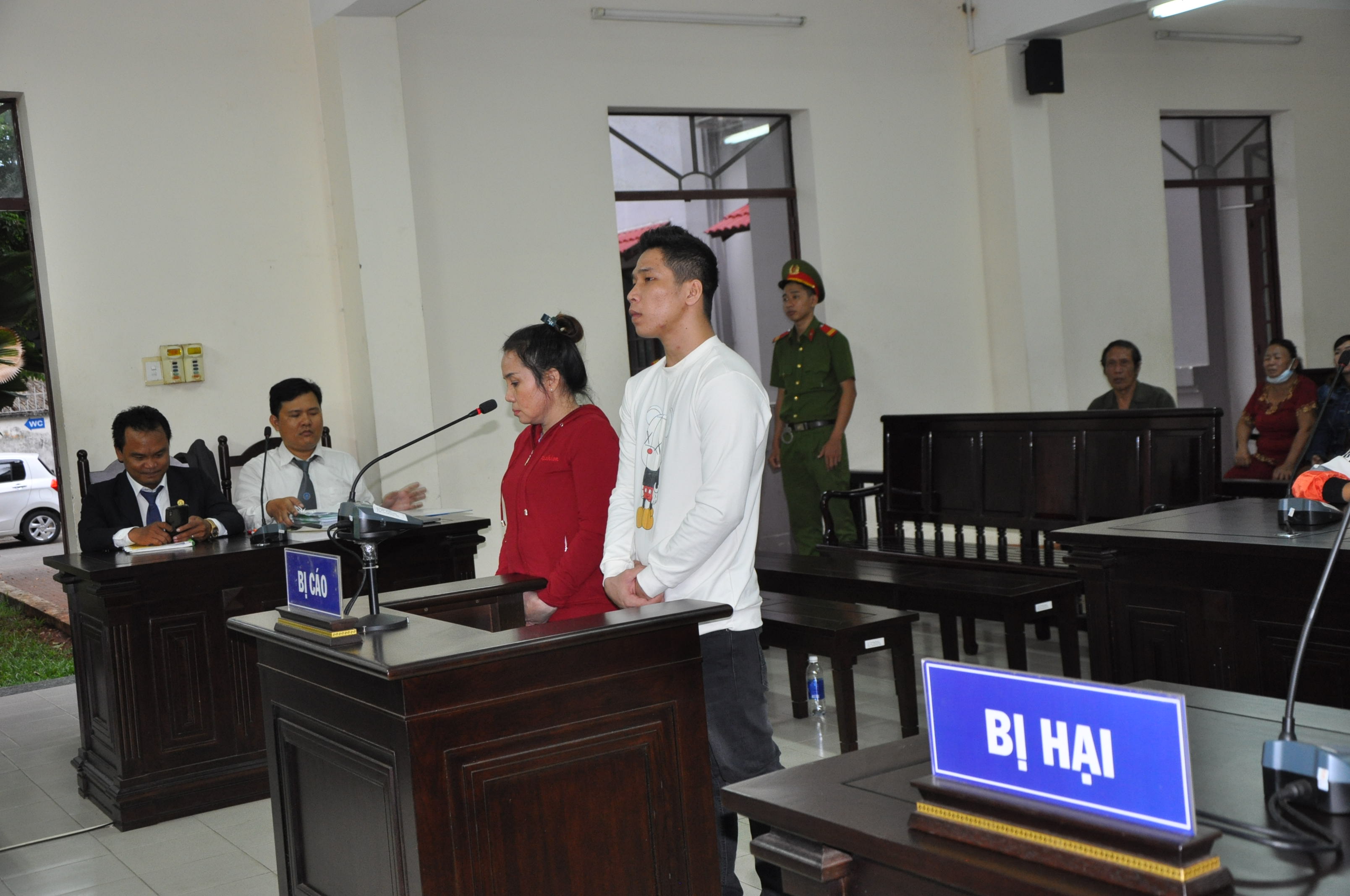 Bị cáo Trần Văn Hải và Huỳnh Thị Phương Nga tại phiên tòa xét xử ngày 3/6 với tội danh buôn bán người và tội giao cấu với người từ đủ 13 tuổi đến dưới 16 tuổi.