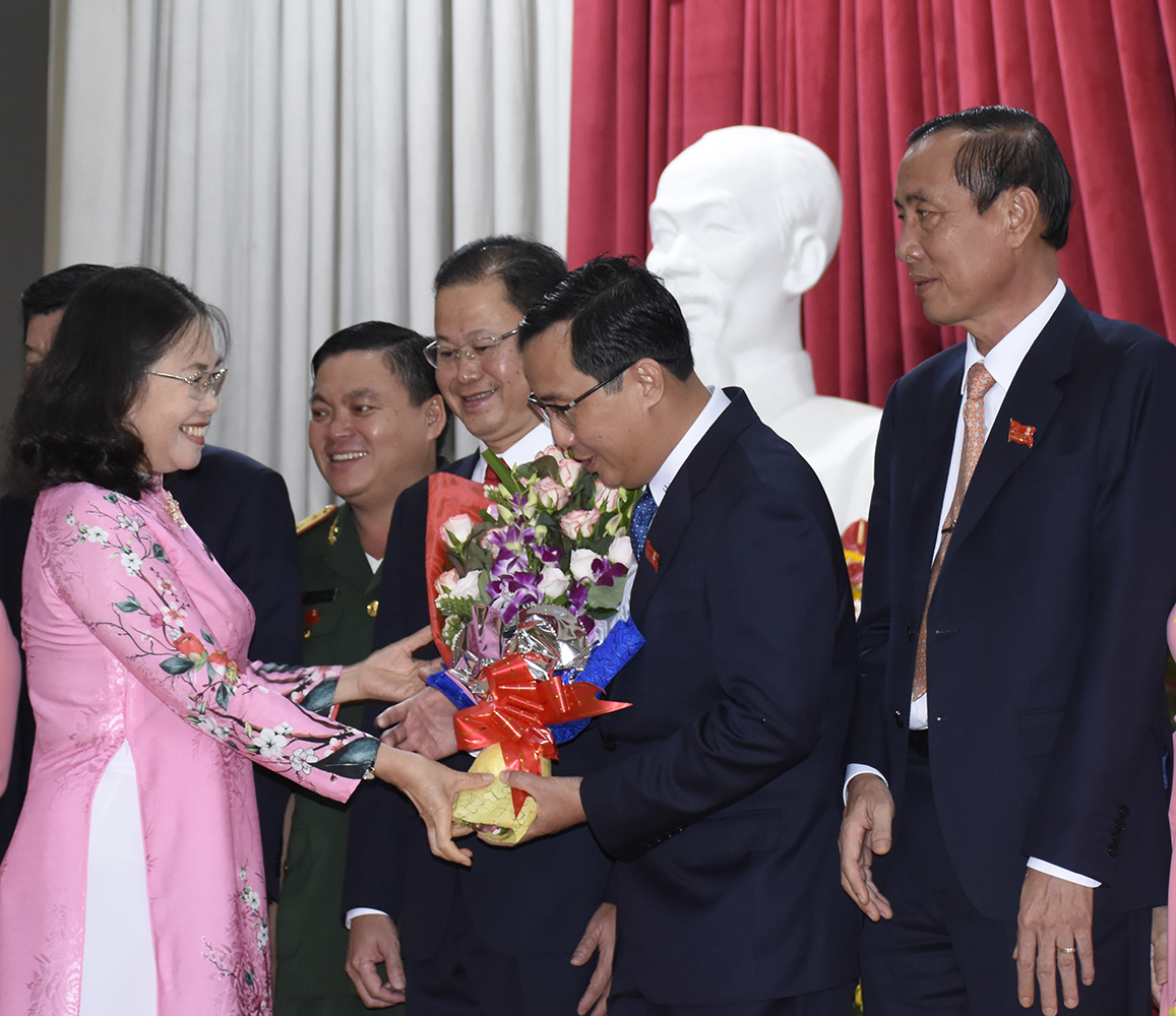 Đồng chí Nguyễn Thị Yến, Phó Bí thư Thường trực Tỉnh ủy, Trưởng Đoàn Đại biểu Quốc hội tỉnh tặng hoa chúc mừng Ban chấp hành Đảng bộ TX. Phú Mỹ nhiệm kỳ 2020-2025.
