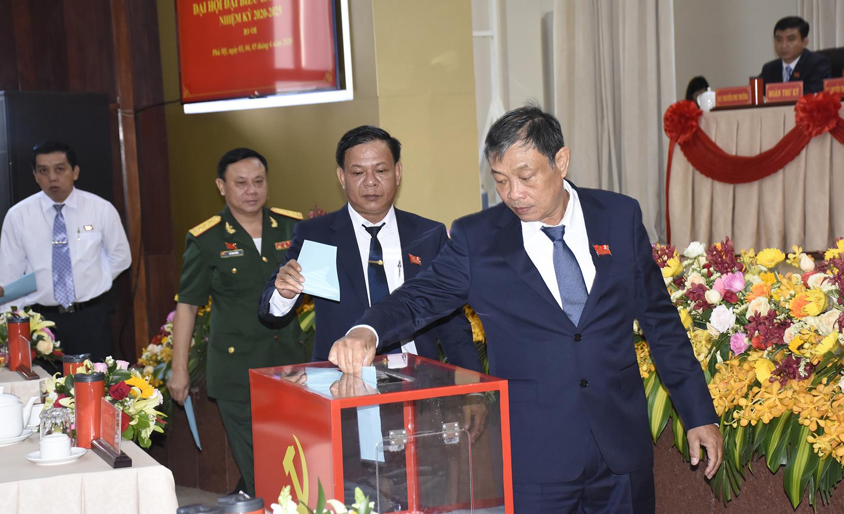 Các đại biểu bỏ phiếu bầu đoàn đại biểu đi dự Đại hội Đại biểu Đảng bộ tỉnh lần thứ VII nhiệm kỳ 2020-2025. 