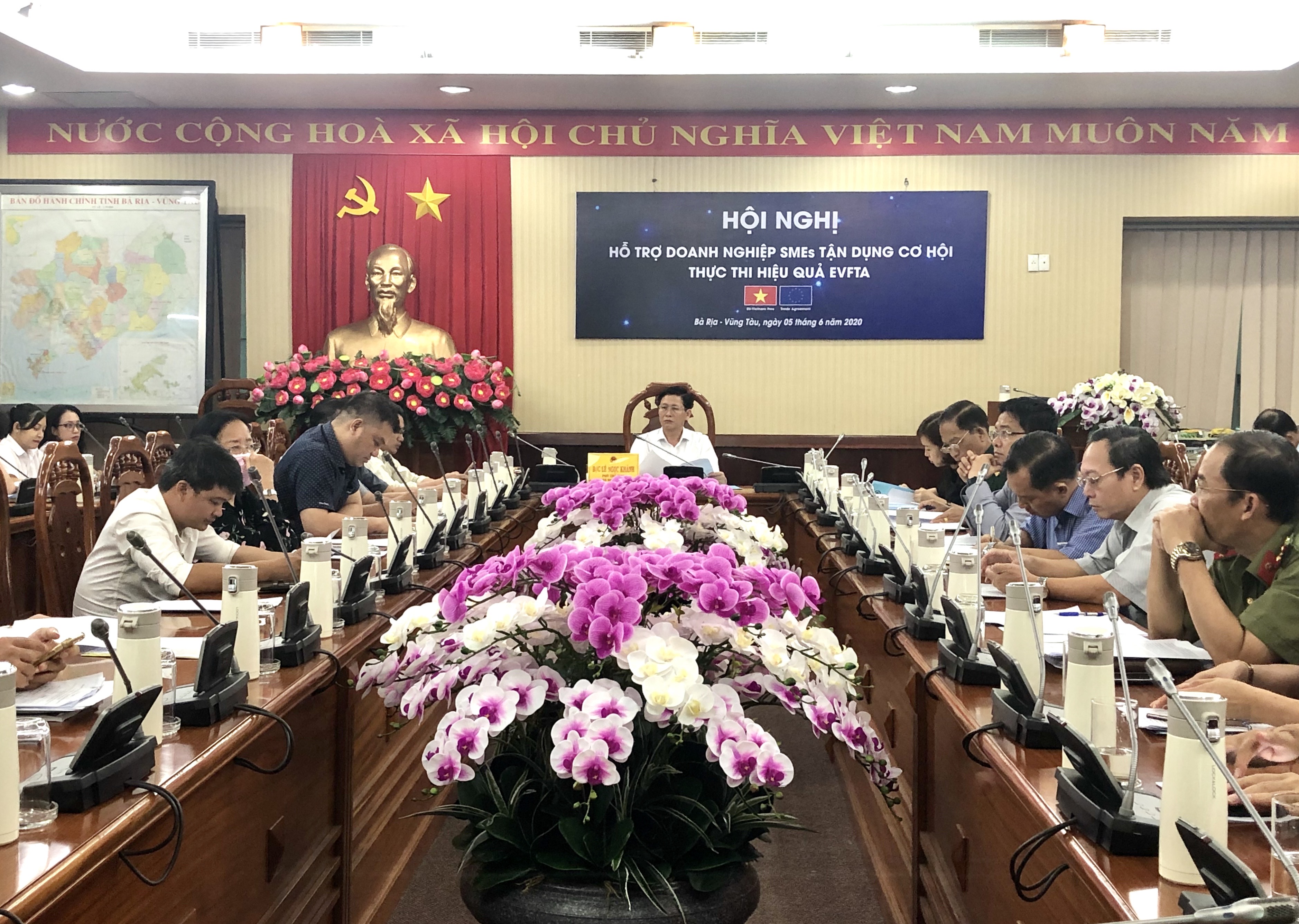  1. Tại điểm cầu BR-VT,  ông Lê Ngọc Khánh, Phó Chủ tịch UBND tỉnh và đại diện lãnh đạo các sở, ngành tham dự hội nghị