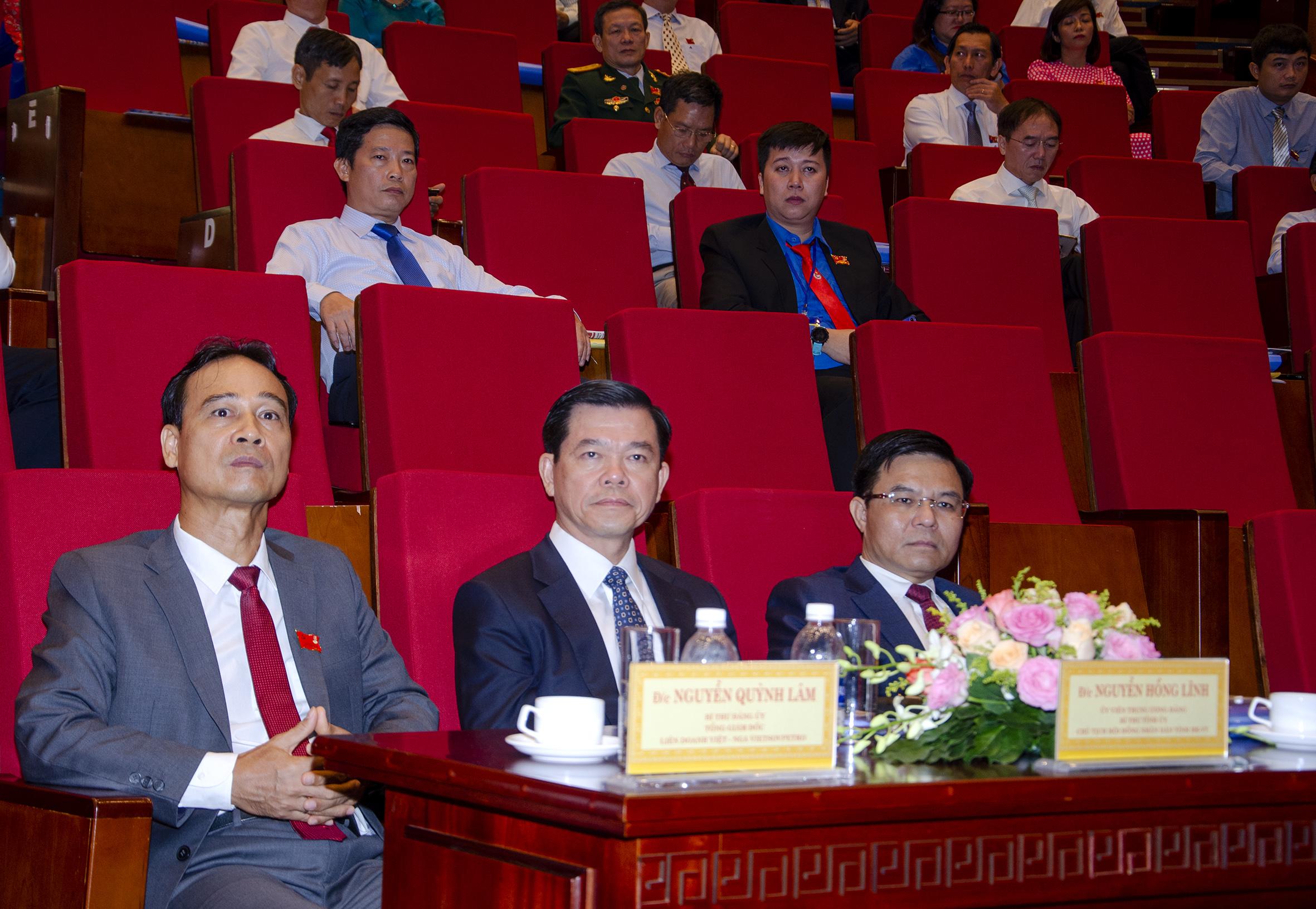Ông Nguyễn Hồng Lĩnh, Ủy viên Trung ương Đảng, Bí thư Tỉnh ủy, Chủ tịch HĐND tỉnh (giữa); ông Lê Mạnh Hùng, Phó Bí thư Đảng ủy, Tổng Giám đốc Tập đoàn Dầu khí Việt Nam (PVN) (bìa phải); ông Nguyễn Quỳnh Lâm, Bí thư Đảng ủy, Tổng Giám đốc Liên doanh Việt – Nga Vietsovpetro (bìa trái) tham dự hội nghị.