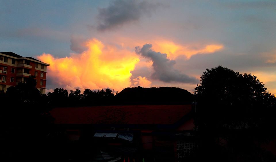 Mây sớm trên đỉnh núi Lớn