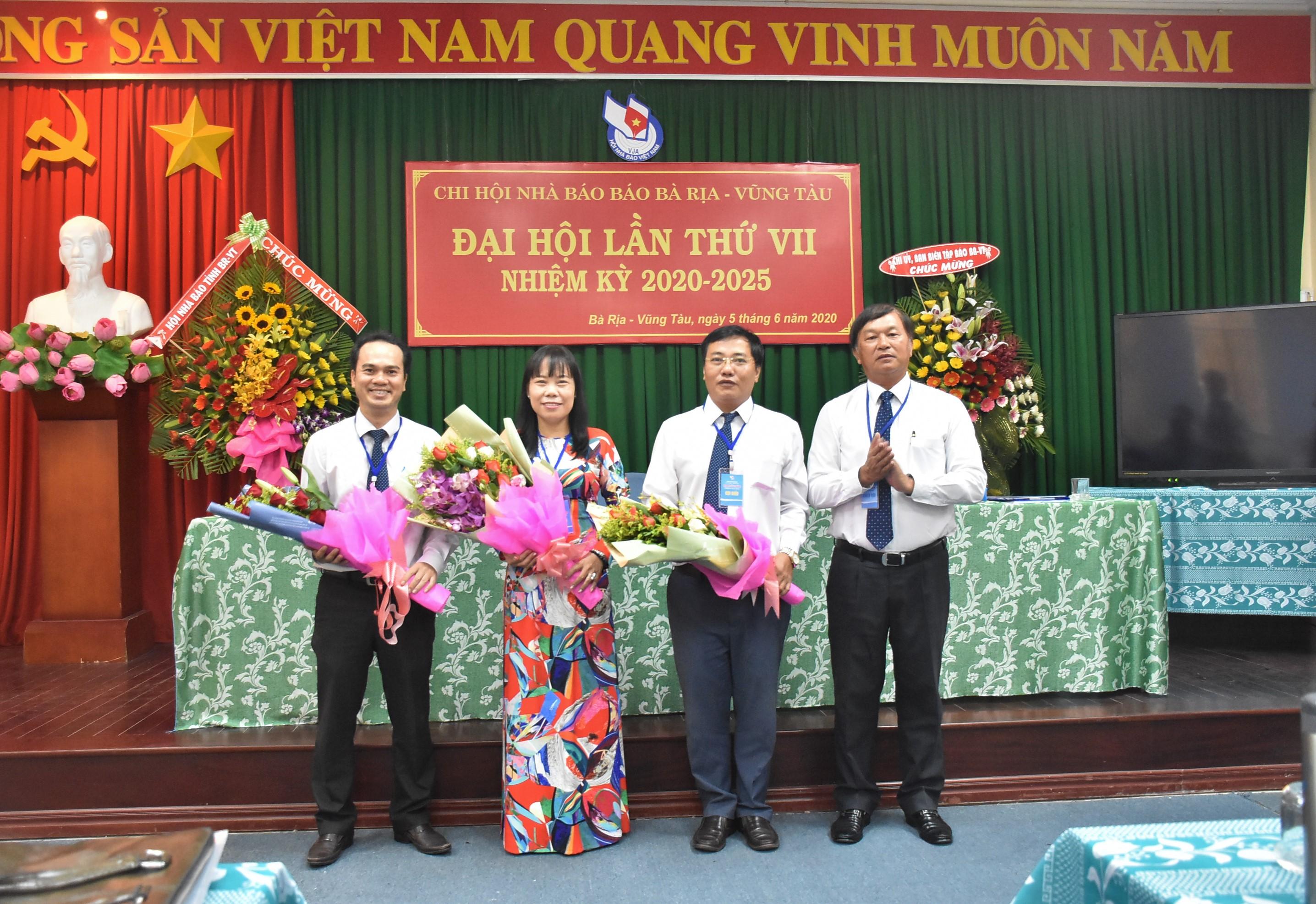 Ban Thư ký Chi hội Hội Nhà báo Báo BR-VT khóa VII ra mắt tại Đại hội