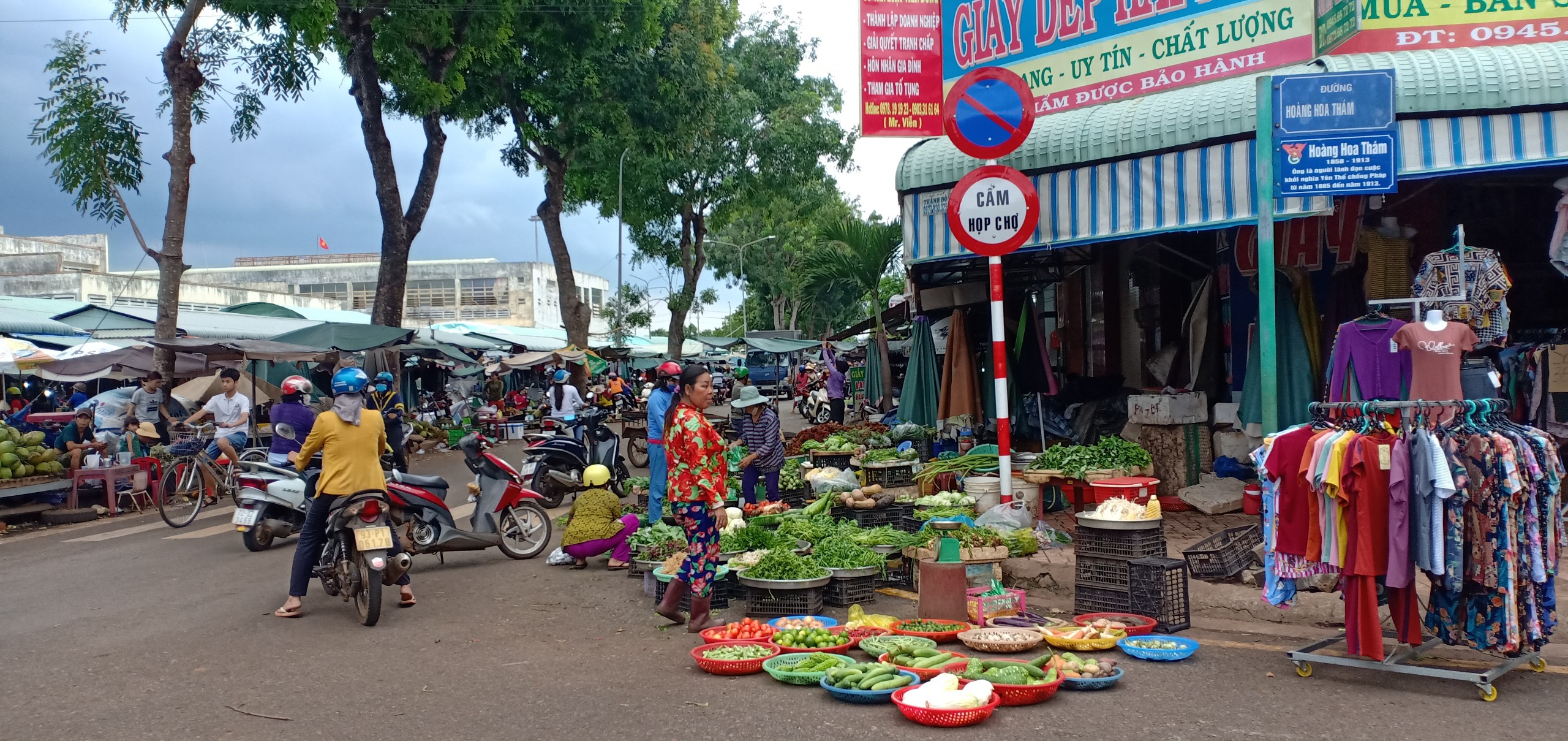 Một số hộ kinh doanh nhà phố liền kề cho thuê vỉa hè buôn bán phớt lờ bảng cấm họp chợ.
