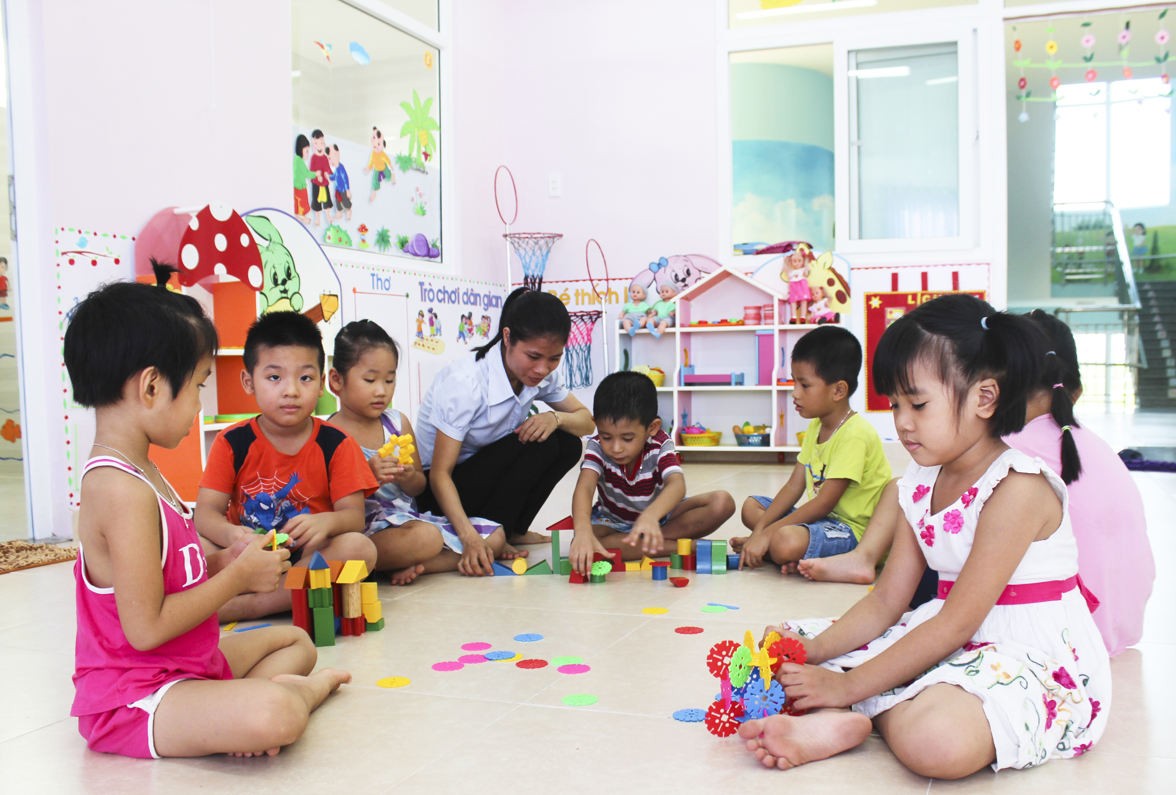 Tập trung đầu tư cho giáo dục nhằm đáp ứng nguồn nhân lực trong tương lại.  Trong ảnh: Một tiết học tại Trường Mầm non 2/9 (TP. Vũng Tàu). Ảnh: KHÁNH CHI