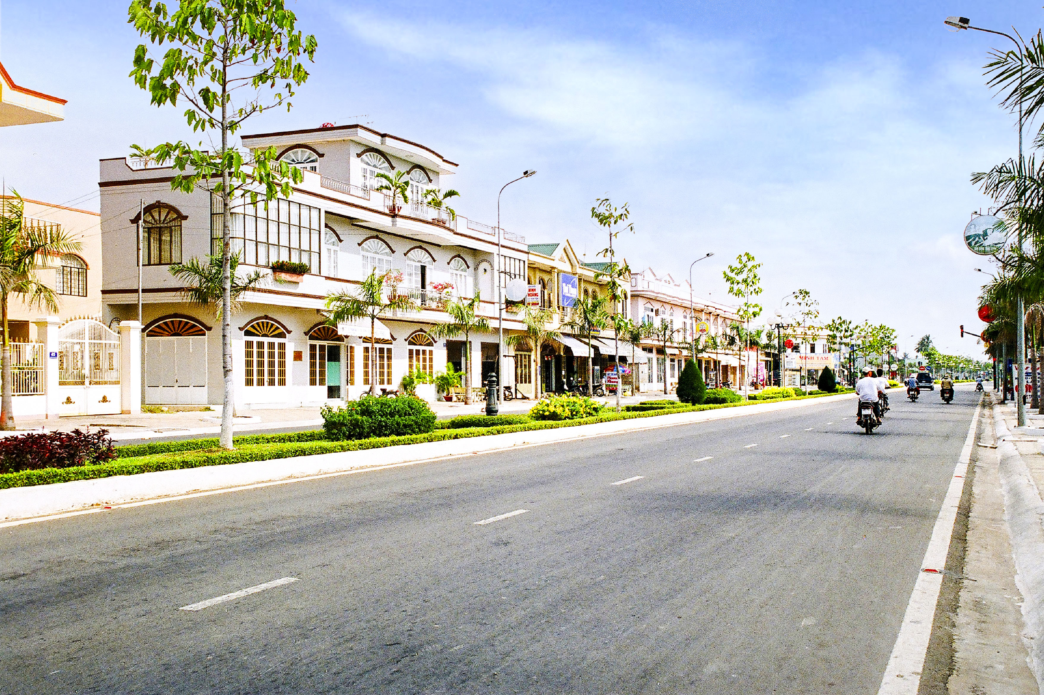 Đường Nguyễn Tất Thành, TP. Bà Rịa đã được ngầm hóa lưới điện, góp phần chỉnh trang đô thị xanh, sạch, đẹp.