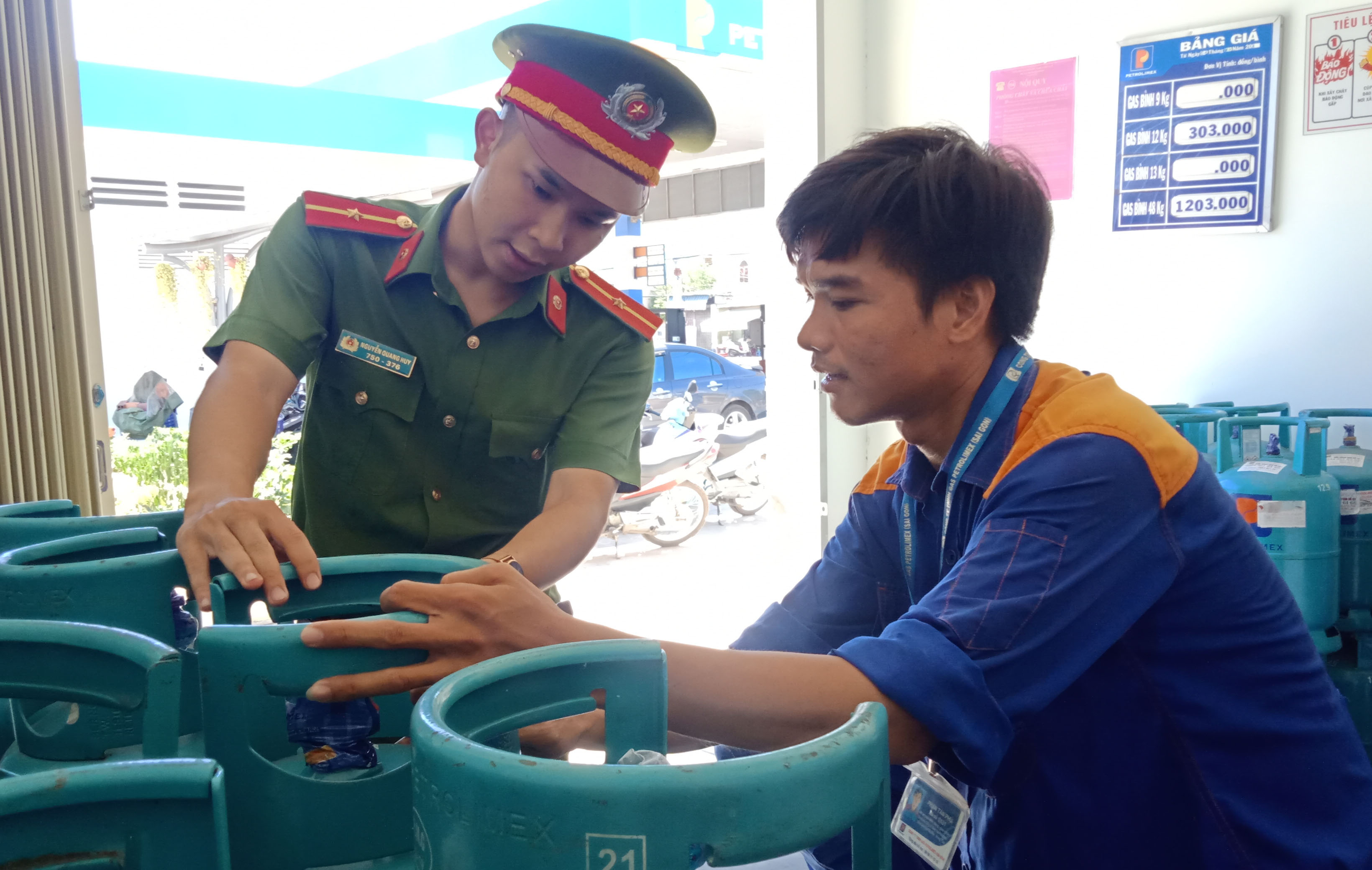 Lực lượng chức năng kiểm tra tem bình chứa khí gas cửa hàng kinh doanh khí LPG tại 907, đường 30/4, phường 11, TP.Vũng Tàu.