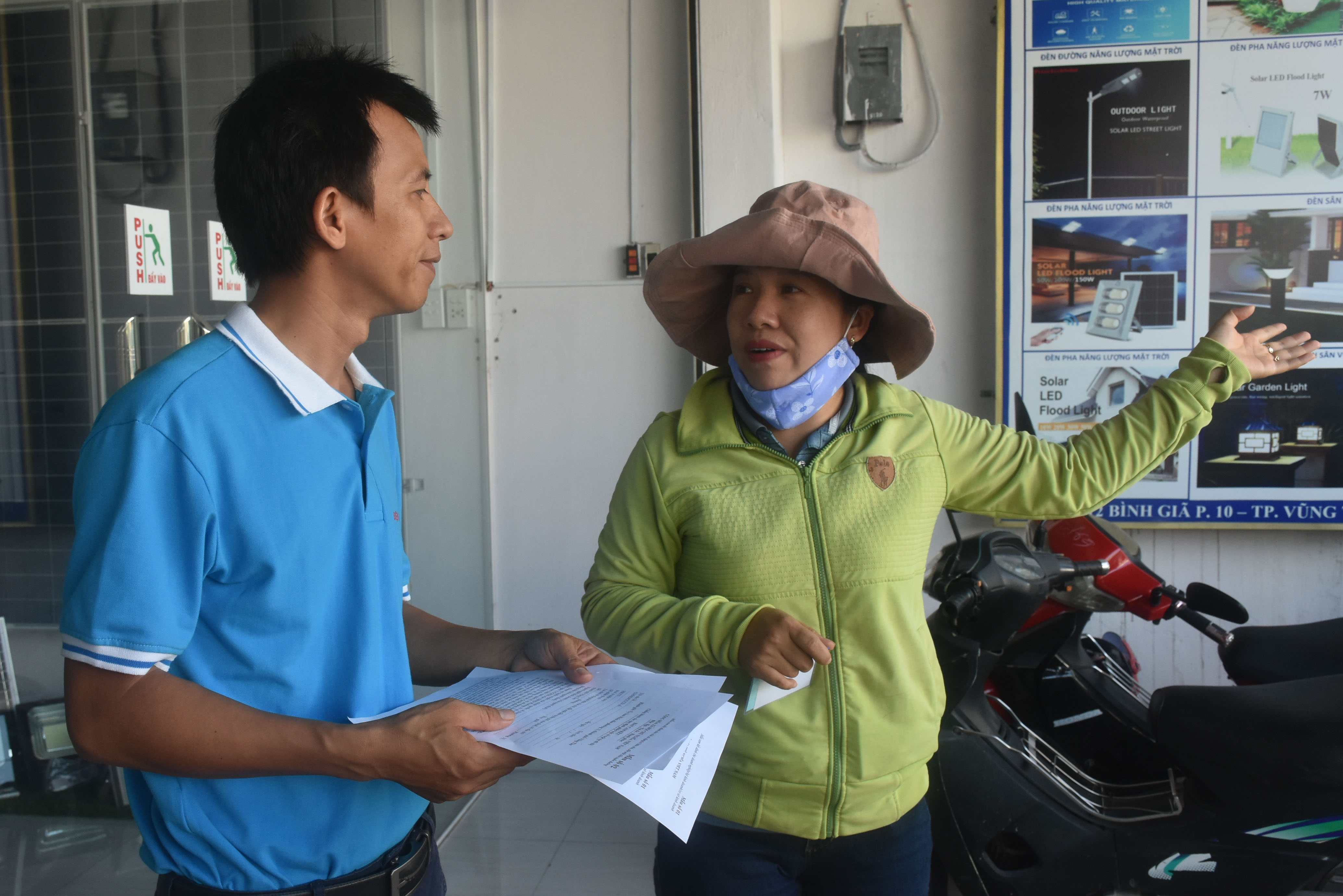 Lực lượng chức năng tuyên truyền người dân không buôn bán lấn chiếm lòng đường, vỉa hè và bỏ rác đúng nơi quy định tại đường Bình Giã (Phường 10). 