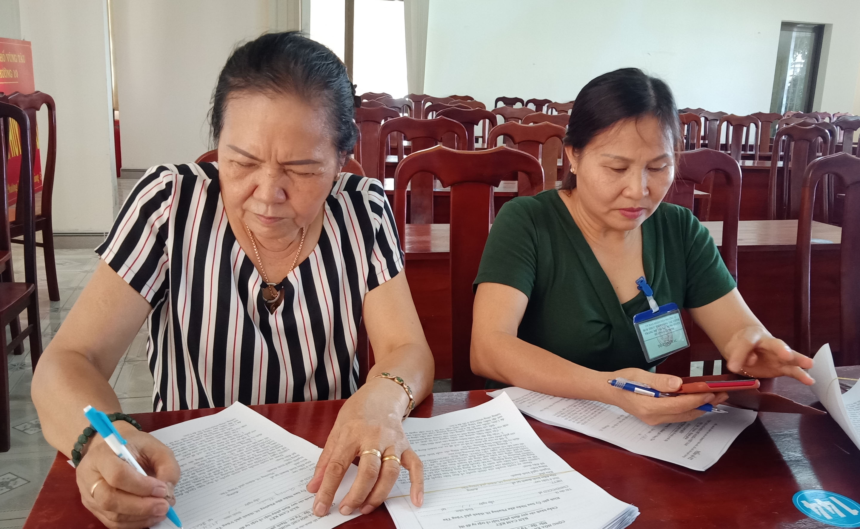 Người dân ký cam kết không buôn bán lấn chiếm lòng đường, vỉa hè và bỏ rác đúng nơi quy định. 