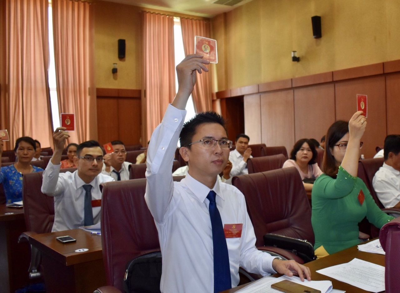 Các đại biểu bỏ phiếu bầu Chi ủy Chi bộ Cơ động lần thứ II, nhiệm kỳ 2020-2025.