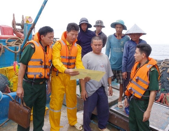 Lực lượng BĐBP phát tờ rơi vị trí các công trình dầu khí trên biển và tuyên truyền cho bà con ngư dân không xâm phạm hành lang an toàn các đường ống dẫn khí dưới biển.