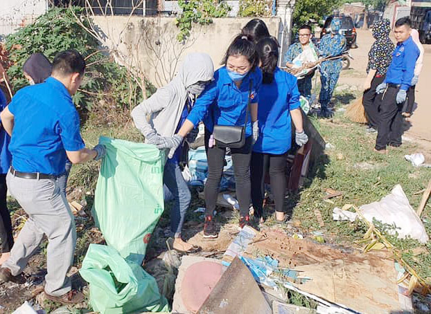 Cán bộ, chiến sĩ Trung đoàn Tên Lửa E261 và ĐVTN phường Thắng Nhất dọn vệ sinh, thu gom rác thải tại khu vực hẻm 290, đường Nguyễn Hữu Cảnh, phường Thắng Nhất, TP.Vũng Tàu. 