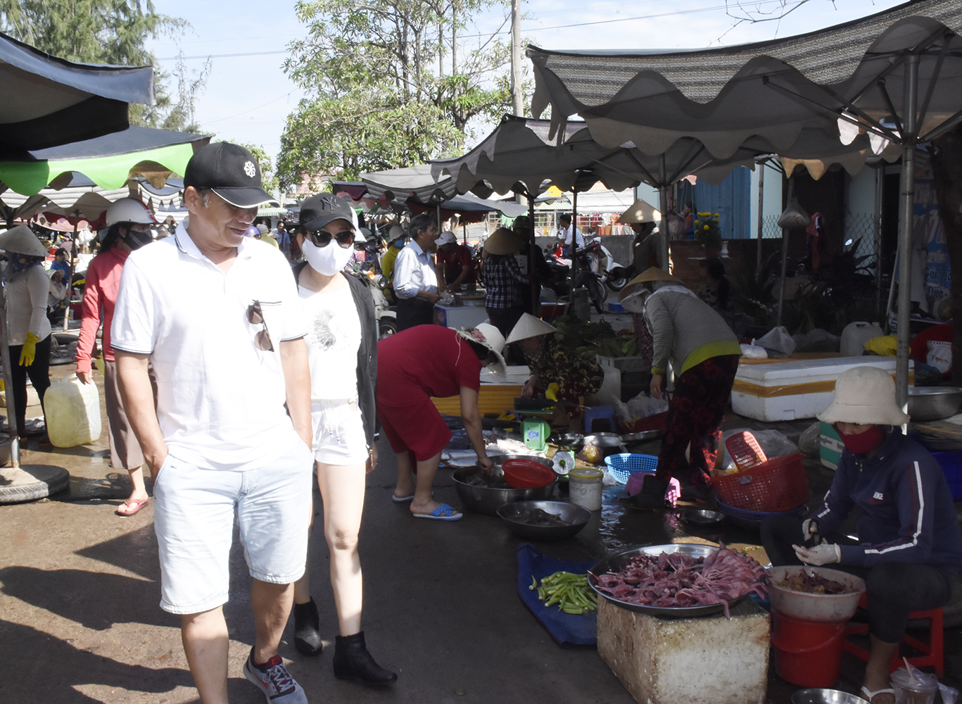 Lượng du khách đến BR-VT đang tăng dần. Trong ảnh: Du khách tham quan chợ Bình Châu (huyện Xuyên Mộc). 