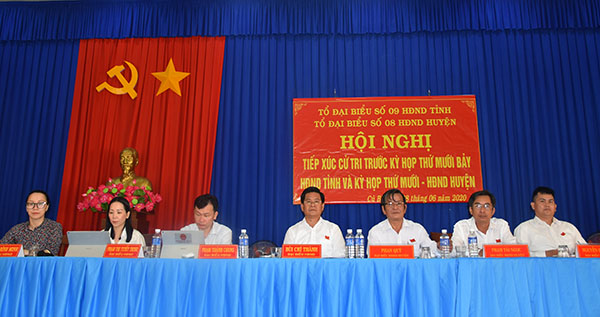 Đại biểu Bùi Chí Thành, Ủy viên Ban Thường vụ Tỉnh ủy, Chủ tịch UBMTTQVN tỉnh và Tổ đại biểu số 9 HĐND tỉnh TXCT tại xã Xà Bang và xã Cù Bị, huyện Châu Đức. Ảnh: HUYỀN TRANG