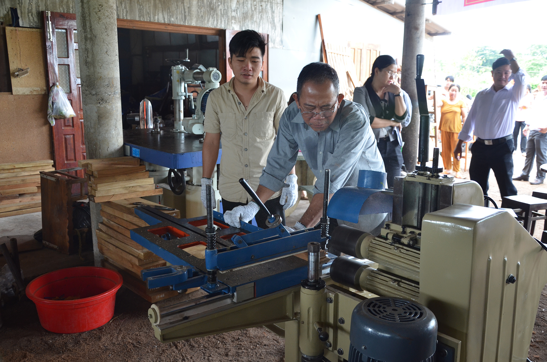 Xẻ gỗ tại Cơ sở mộc Thanh Danh (huyện Đất Đỏ), một trong những cơ sở CNNT được hỗ trợ từ nguồn kinh phí khuyến công.
