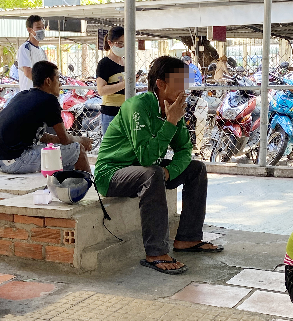 Một người đàn ông hút thuốc trong khuôn viên Bệnh viện Lê Lợi.