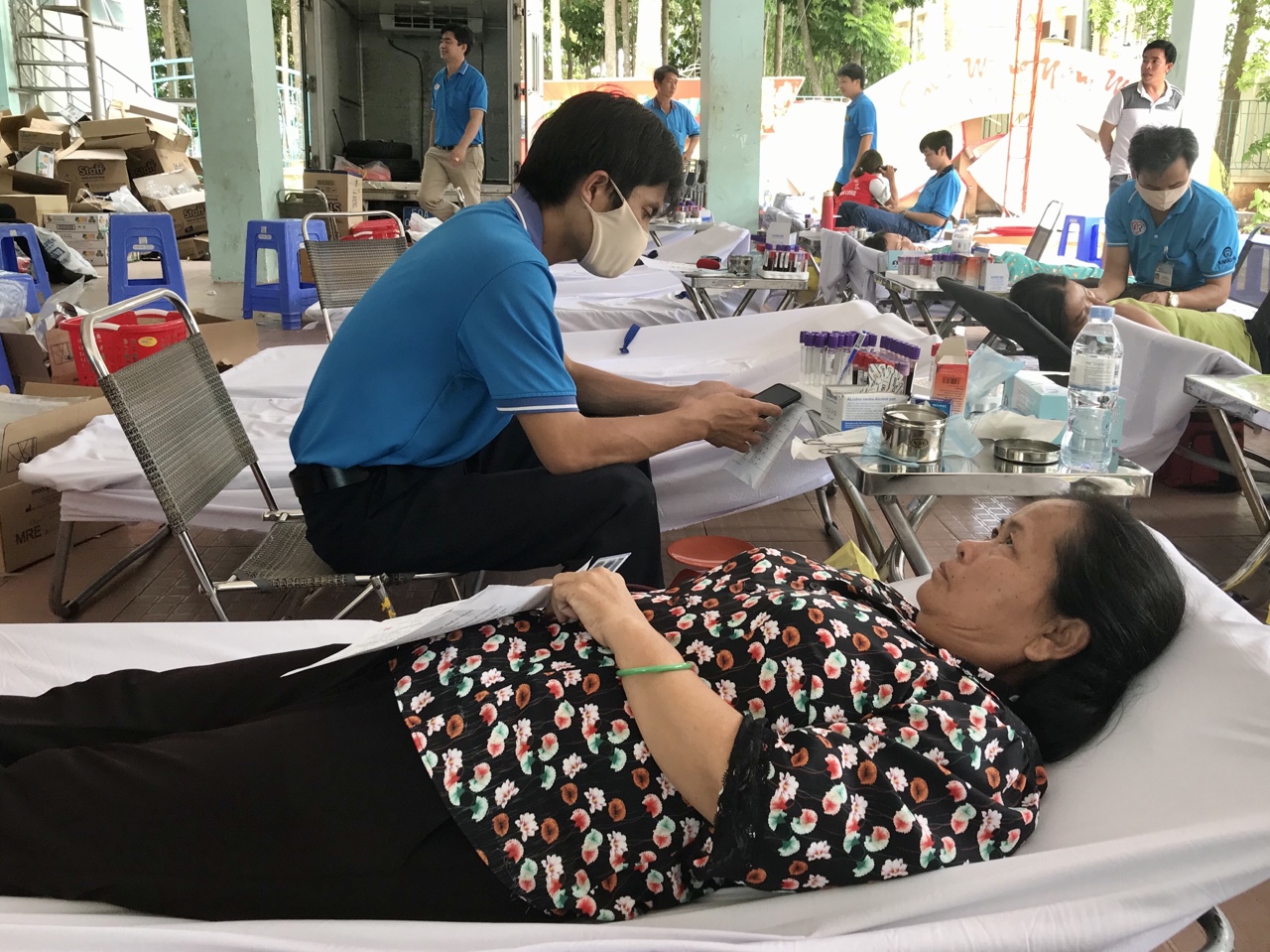 Người dân trên địa bàn TP. Bà Rịa tham gia hiến máu tình nguyện sáng 8/6.