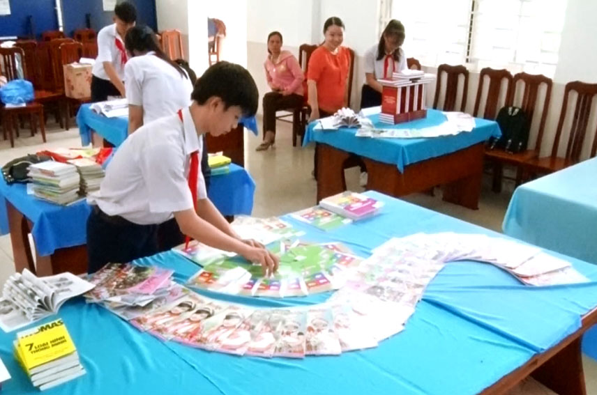 Thí sinh tham gia phần thi  “xếp báo nghệ thuật”.