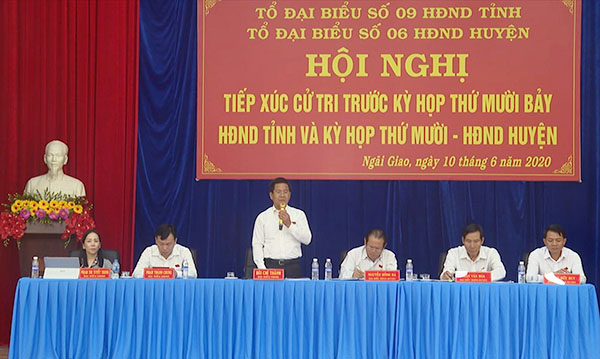 Tổ đại biểu số 9 HĐND tỉnh tiếp xúc tại thị trấn Ngãi Giao. Ảnh: NHẬT LINH