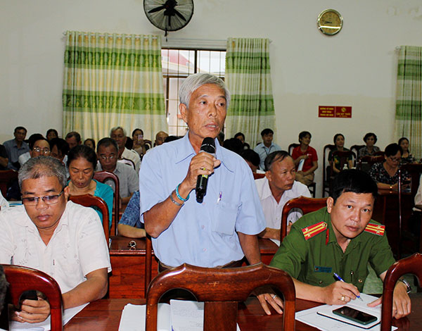 Cử tri Nguyễn Duy Thanh (3/19, Ngô Văn Huyền, TP.Vũng Tàu) phản ánh trình trạng kẹt xe thường xuyên xảy ra trên tuyến đường lên ngọn Hải Đăng. Ảnh: HOÀNG HƯỜNG