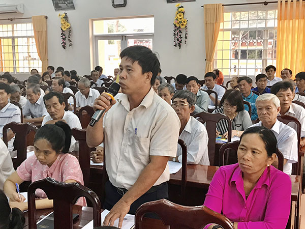 Cử tri Nguyễn Quốc Quân (xã Long Tân, huyện Đất Đỏ) phản ánh việc đường giao thông cập kênh sông Ray chậm thi công ảnh hưởng đến đời sống và sản xuất của người dân. Ảnh: MINH TÂM