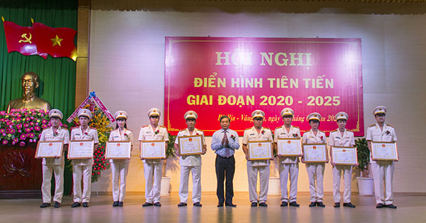 Ông Lê Tuấn Quốc, Phó Chủ tịch UBND tỉnh tặng bằng khen của UBND tỉnh cho các cá nhân, tập thể có thành tích xuất sắc trong phong trào thi đua “Vì an ninh Tổ quốc” giai đoạn 2015-2020