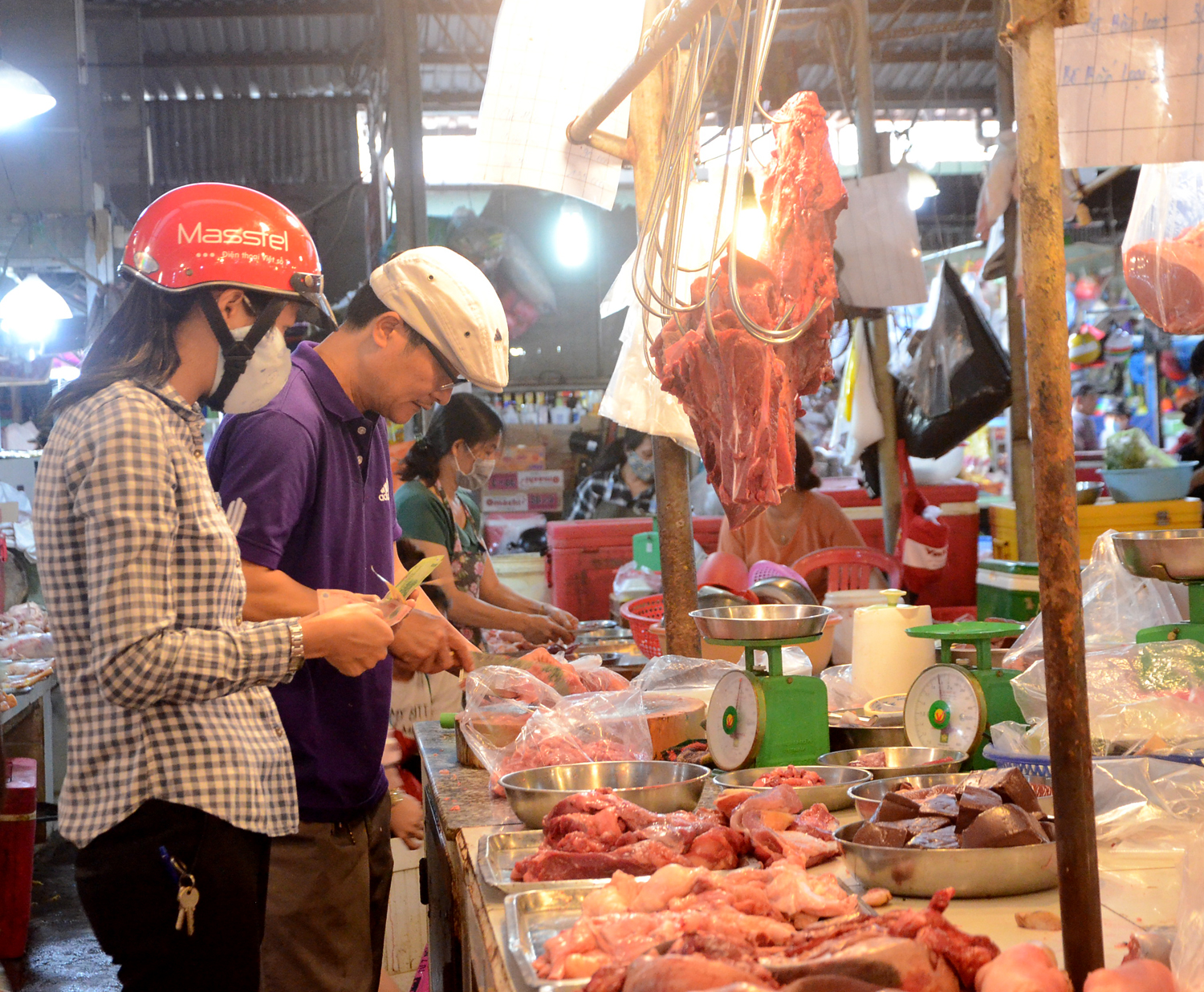 Người dân mua thịt heo tại chợ Vũng Tàu.