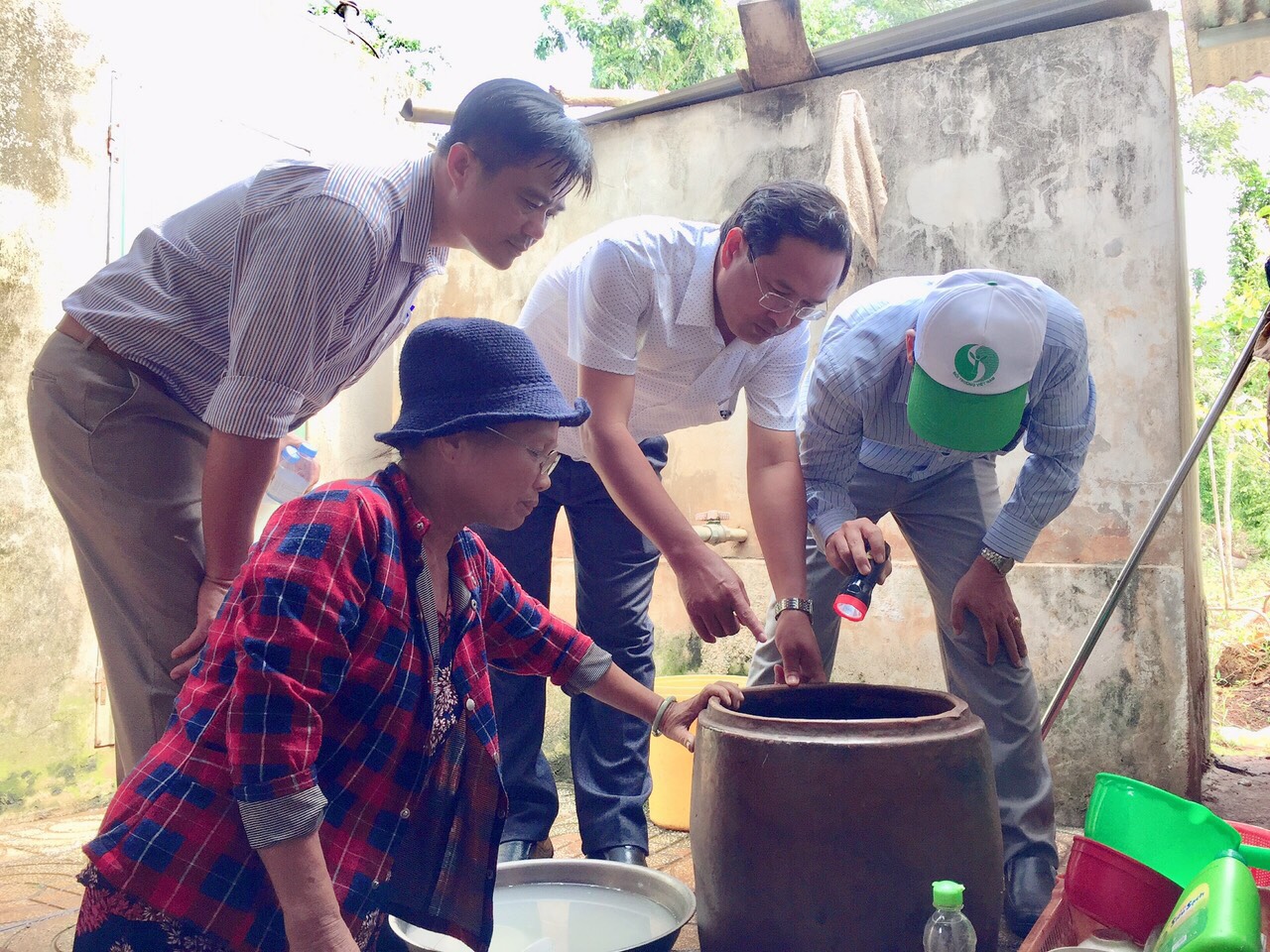 Lãnh đạo UBND huyện Châu Đức kiểm tra thực tế tại khu dân cư về phòng, chống SXH. 