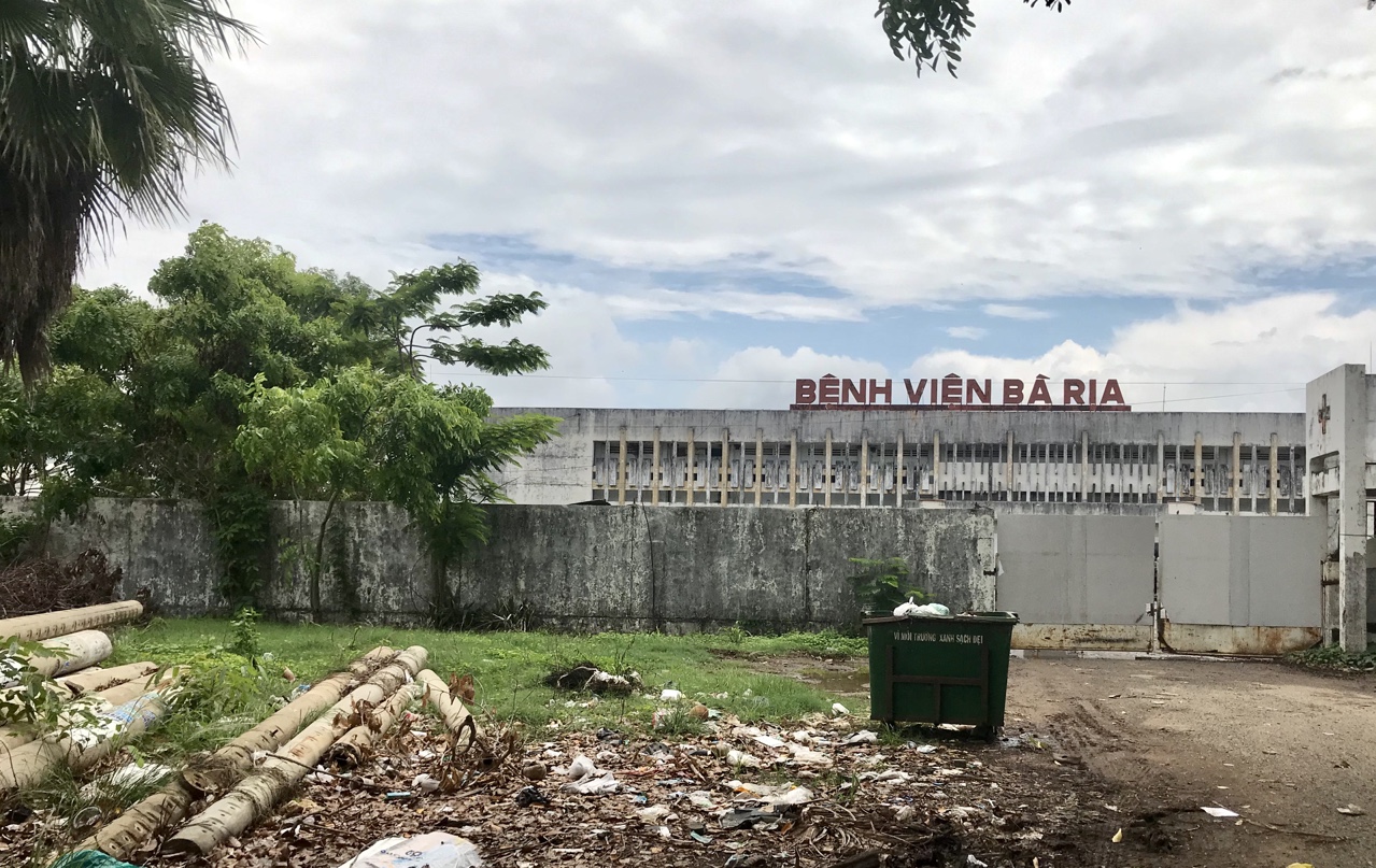 Sau khi được chuyển đến địa điểm mới, Bệnh viện Bà Rịa (cũ) đang bị bỏ hoang chưa được bố trí sử dụng vào các mục đích khác nên chỗ này trở nên nhếch nhác, ô nhiễm môi trường. Ảnh: PHI DŨNG