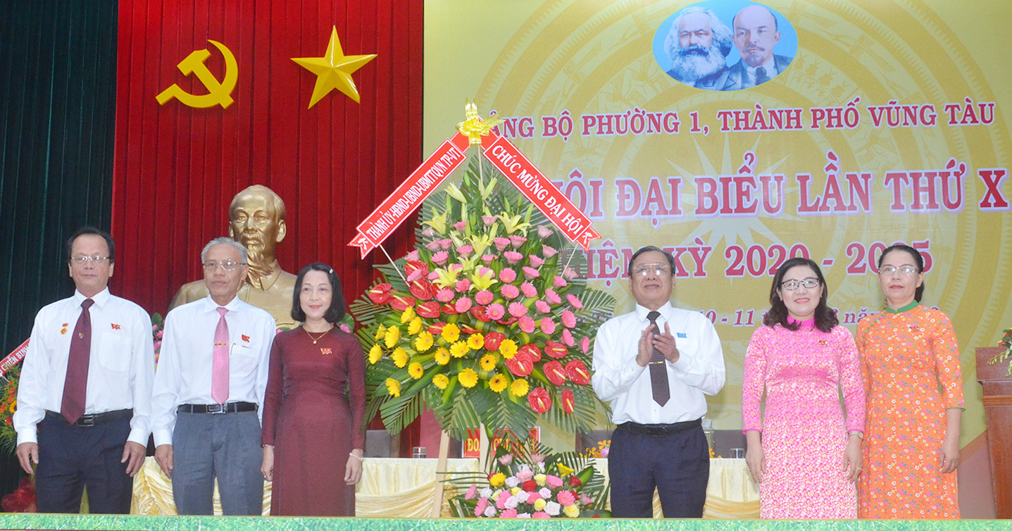 Đồng chí Nguyễn Đăng Minh, Phó Bí thư Thường trực Thành ủy Vũng Tàu đến dự và tặng lẵng hoa chúc mừng Đại hội.