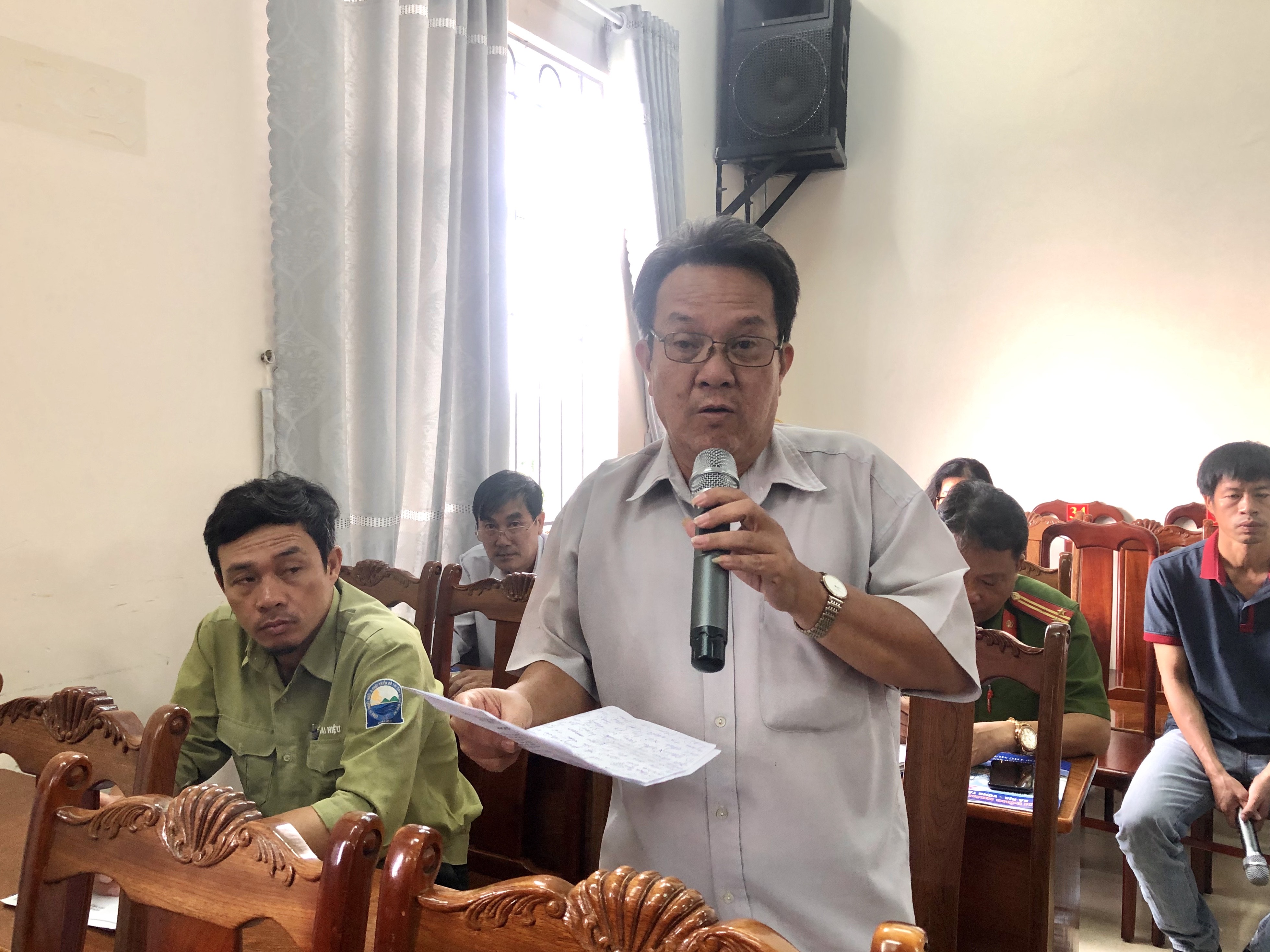 Cử tri Lê Thành Công (khu phố 4, phường 12, TP.Vũng Tàu) phản ánh bất cập trong việc sử dụng xe thu gom rác. Ảnh: KIM HỒNG
