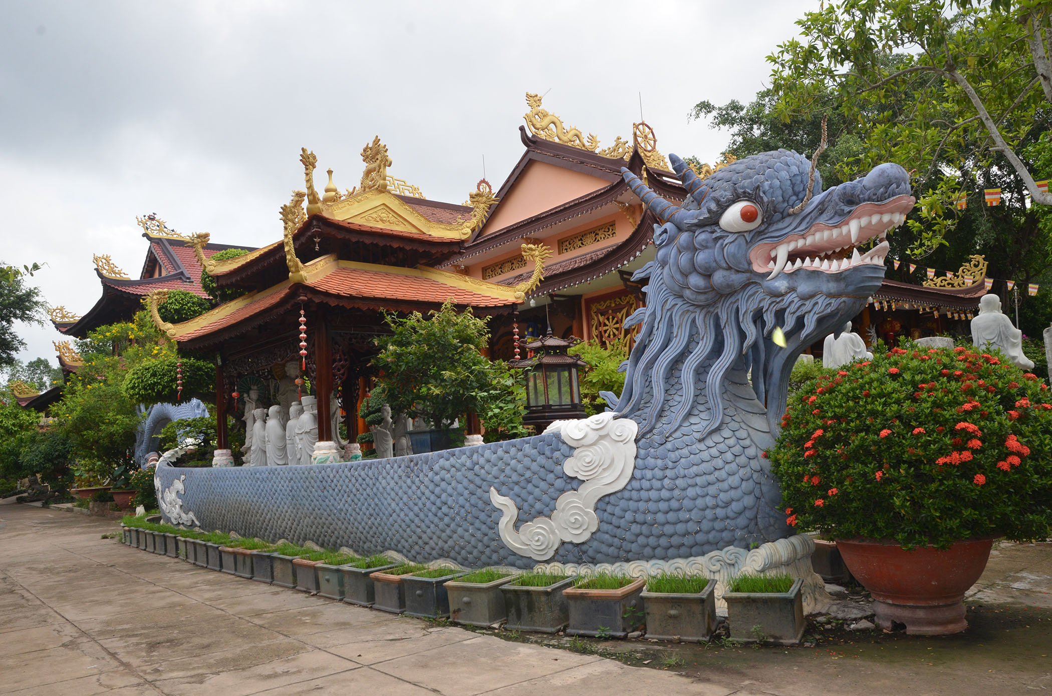 Thuyền Bát Nhã bên hông tu viện.