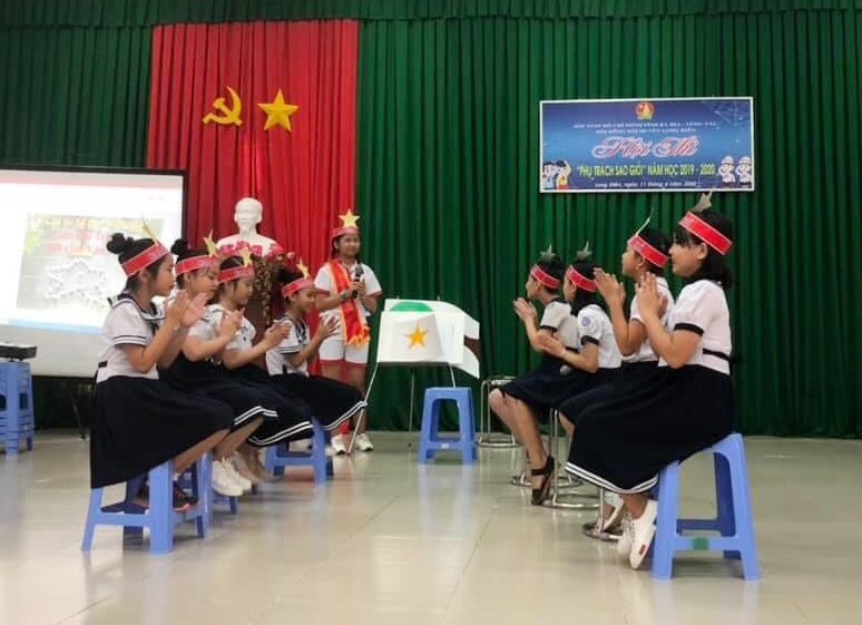 Thí sinh thi Phụ trách Sao thông thái tại hội thi.