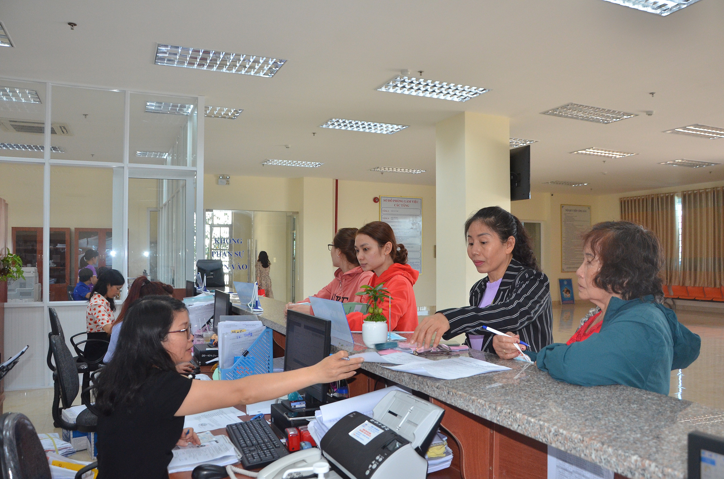 Người dân và DN làm thủ tục hành chính tại BHXH tỉnh.