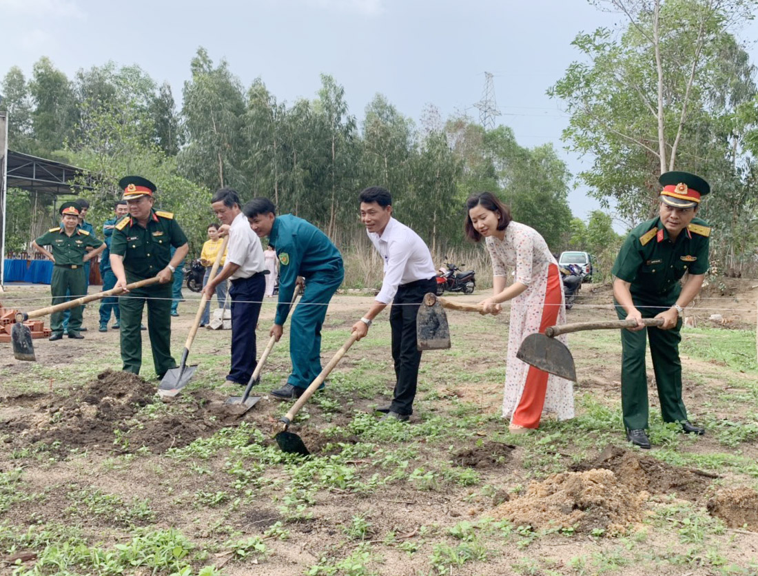 Đại diện Ban CHQS TP.Bà Rịa và chính quyền địa phương tham dự lễ động thổ xây “Nhà tình nghĩa quân - dân” cho gia đình ông Vũ Tiến Dũng.