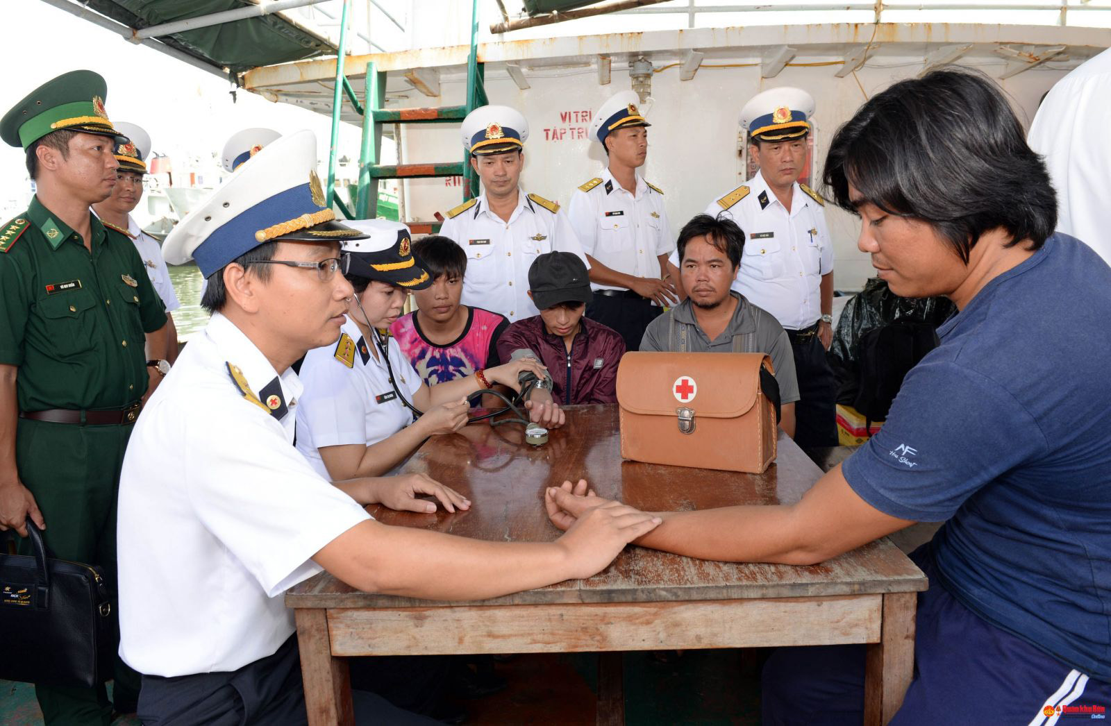 Cán bộ, chiến sĩ Tàu 624, Hải đoàn 129 kiểm tra sức khỏe cho ngư dân tàu cá BĐ 99137 TS gặp nạn tại Quần đảo Trường Sa hồi tháng 10/2019.